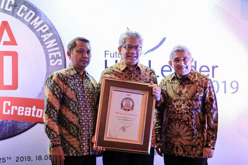 Dirut Bank BJB (tengah) menerima penghargaan Indonesia Best Public Companies 2019 dalam acara Wealth Added Creator Award 2019, Kamis (25/7).