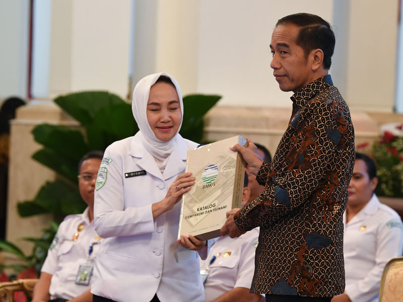 Presiden Joko Widodo menerima katalog gempa bumi dan tsunami dari Kepala BMKG Dwikorita Karnawati.