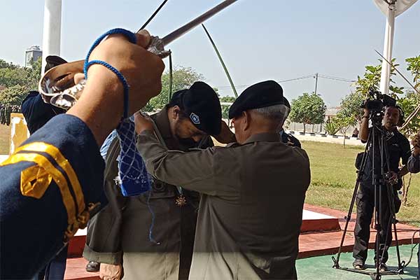  Tokoh nasional Surya Paloh (kanan) berjalan bersama Presiden Joko Widodo. 