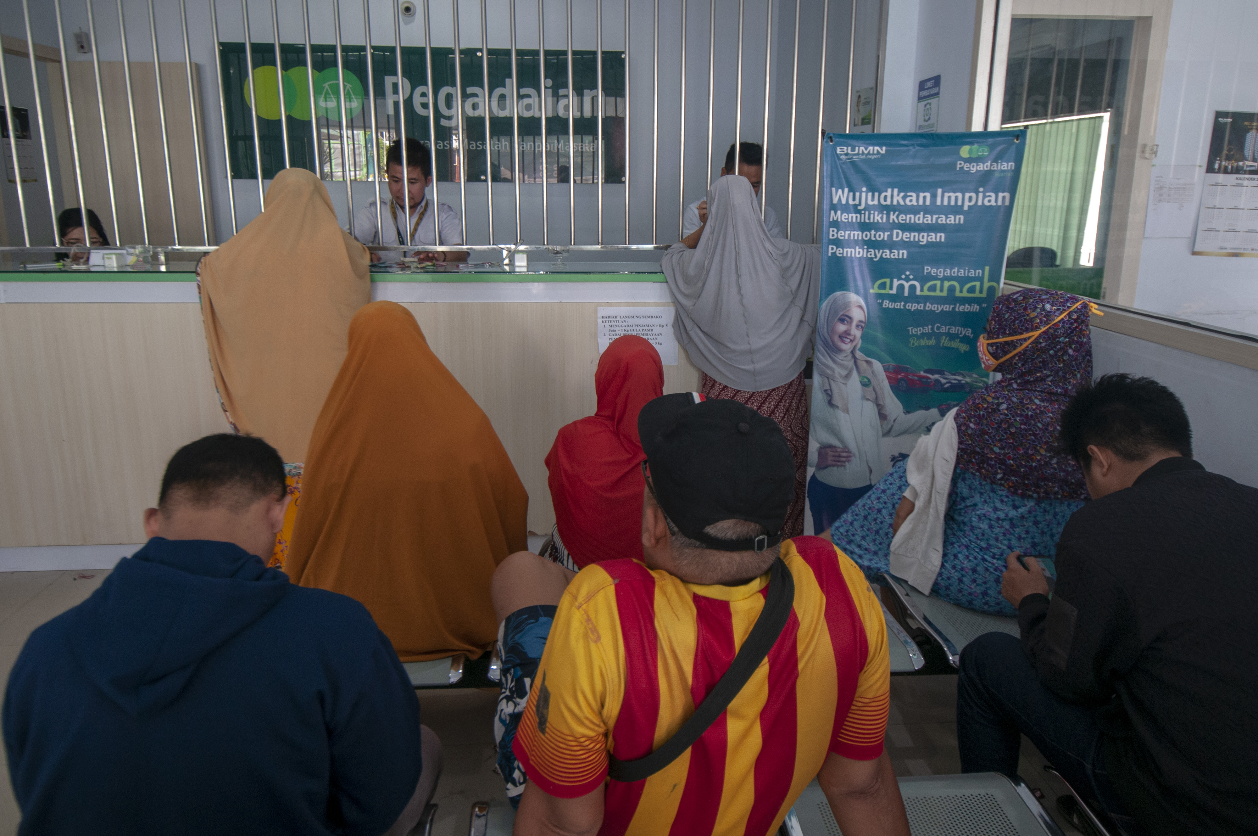  Sejumlah nasabah antre untuk menebus barangnya yang digadaikan di kantor PT Pegadaian