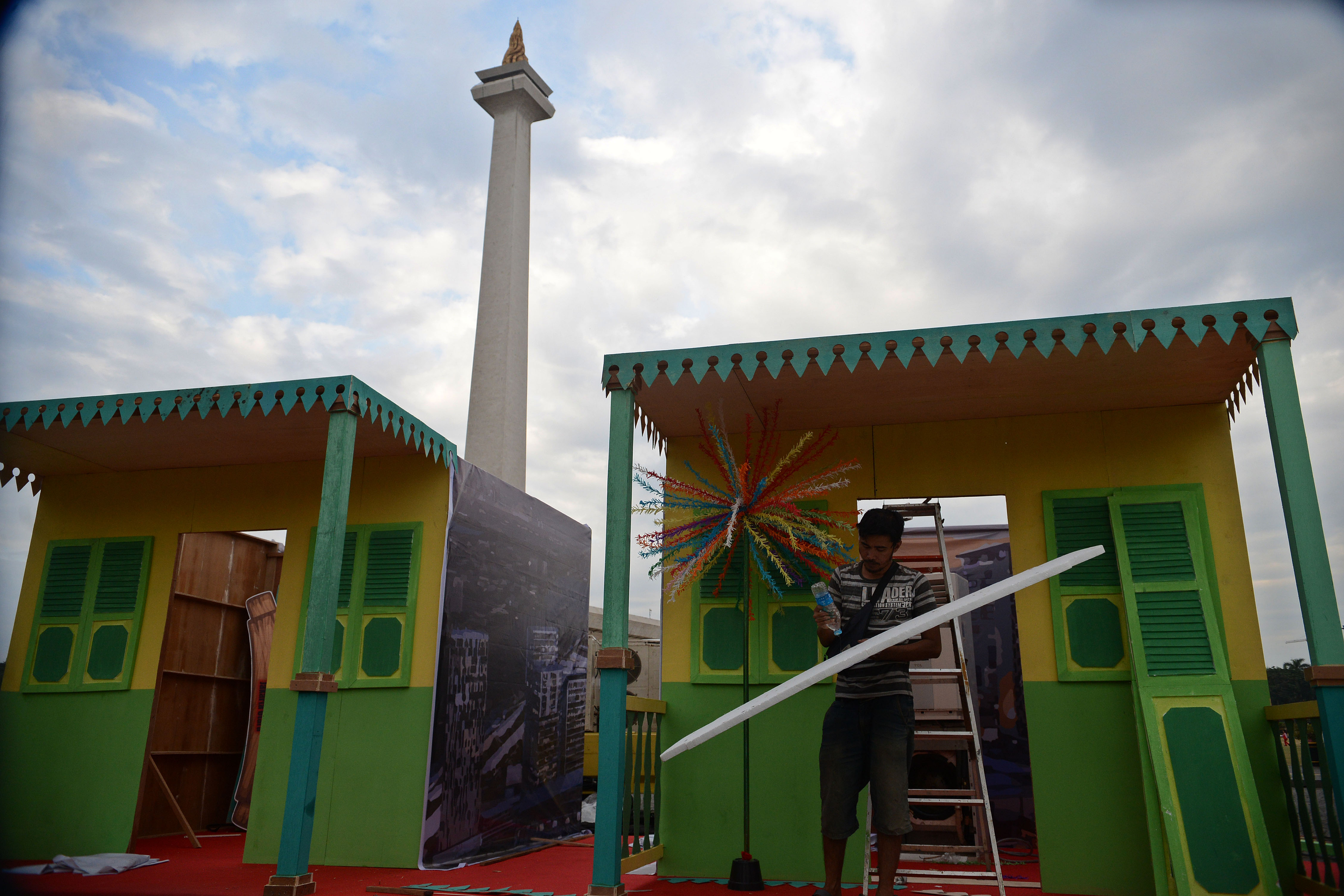 Pekerja menyelesaikan pembangunan rumah adat Betawi atau Rumah Kebaya menjelang Lebaran Betawi 2019.