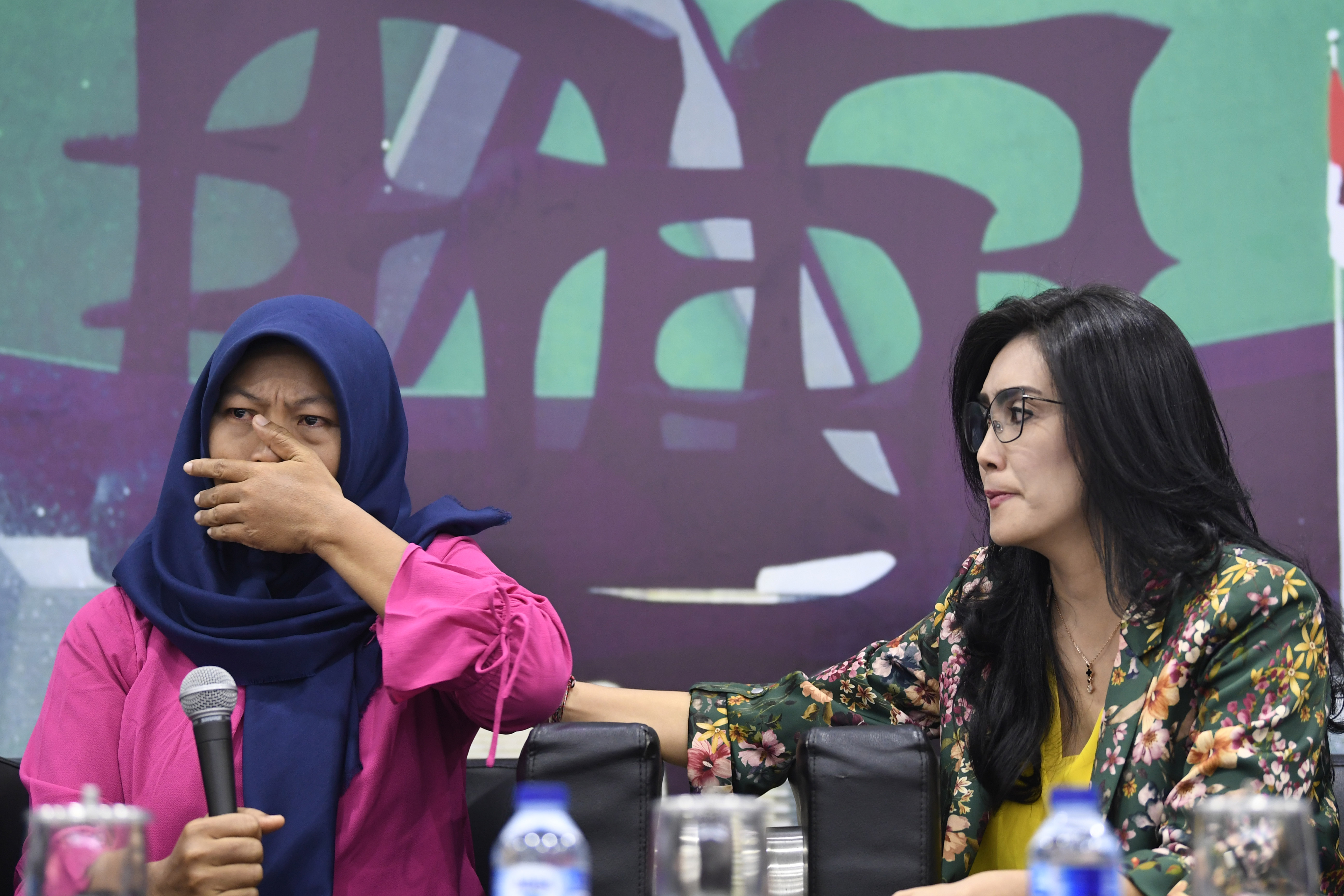 Terpidana kasus pelanggaran Undang-Undang Transaksi dan Informasi Elektronik (UU ITE), Baiq Nuril Maknun (kiri) di Kompleks Parlemen Senayan