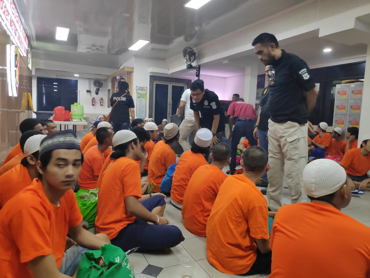 Petugas Kepolisian Polres Jakarta Barat siap menyerahkan 75 pelaku kerusuhan 21-22 Mei ke Kejaksaaan Negeri Jakarta Barat, Kamis (18/7). 