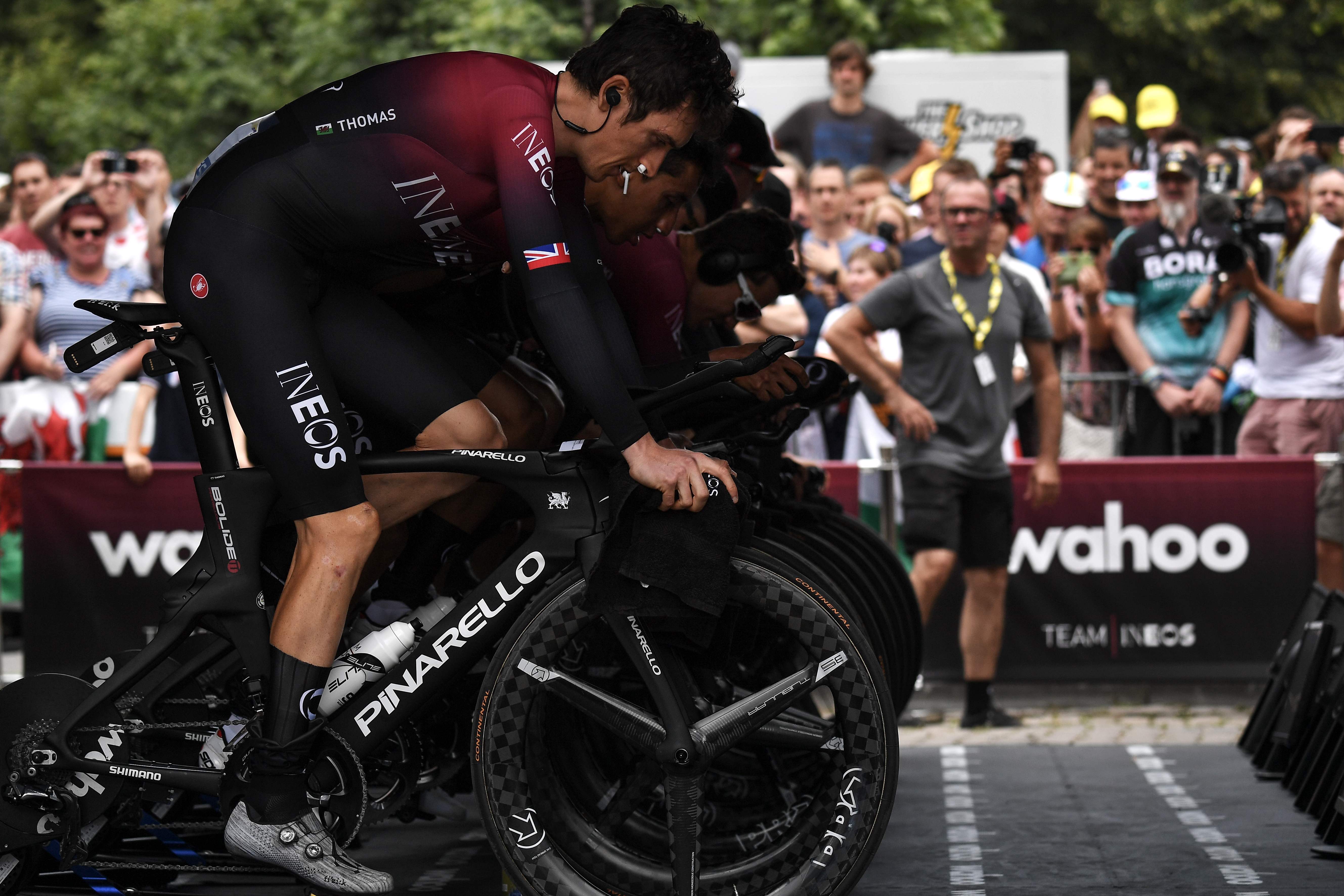  Pembalap Inggris, Geraint Thomas, berlatih dengan temmate sebelum tahap kedua dari perlombaan bersepeda Tour de France edisi ke-106, 