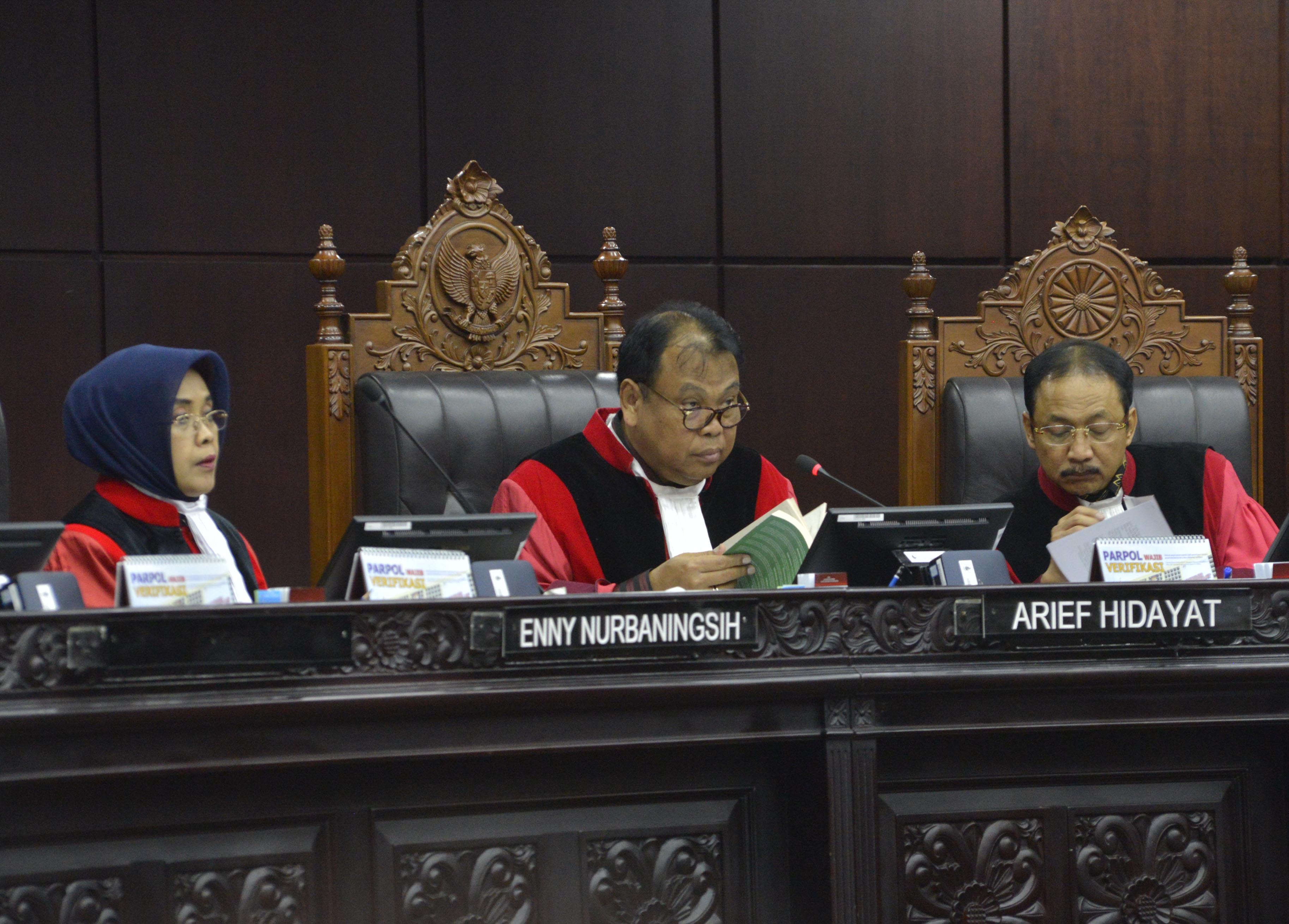 Majelis Hakim Mahkamah Konstitusi (MK) Arief Hidayat (tengah) bersama dengan Enni Nurbaningsih (kiri) dan Suhartoyo (kanan) di Gedung MK.