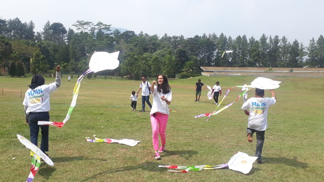 Atiqah Hasiholan bermain bersama dengan ADHIV dalam kegiatan Main Denganku, Yuk!