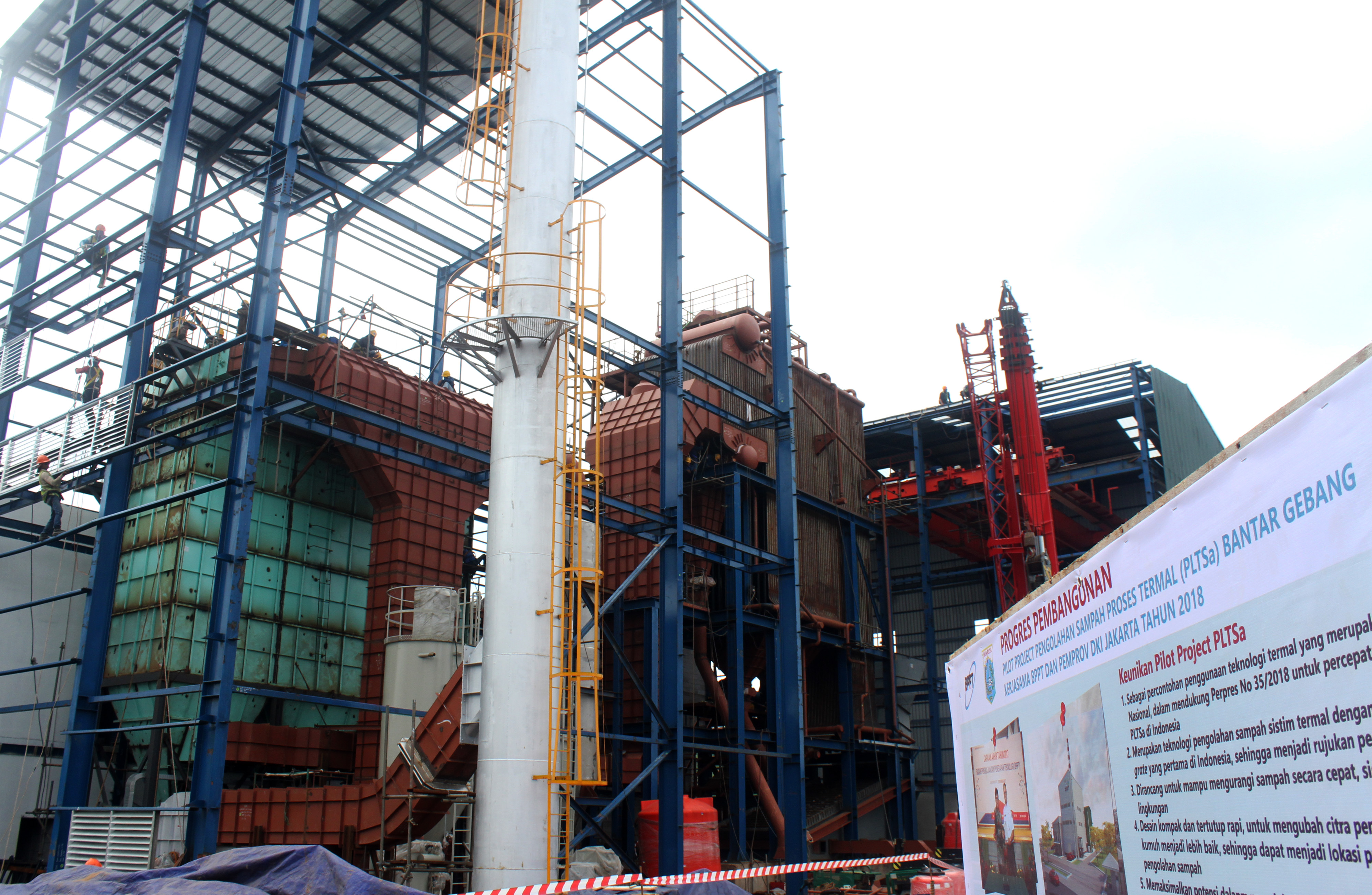 Pekerja menyelesaikan proyek Pembangkit Listrik Tenaga Sampah (PLTSa) di TPST Bantar Gebang di Bekasi, Jawa Barat, Selasa (15/1).