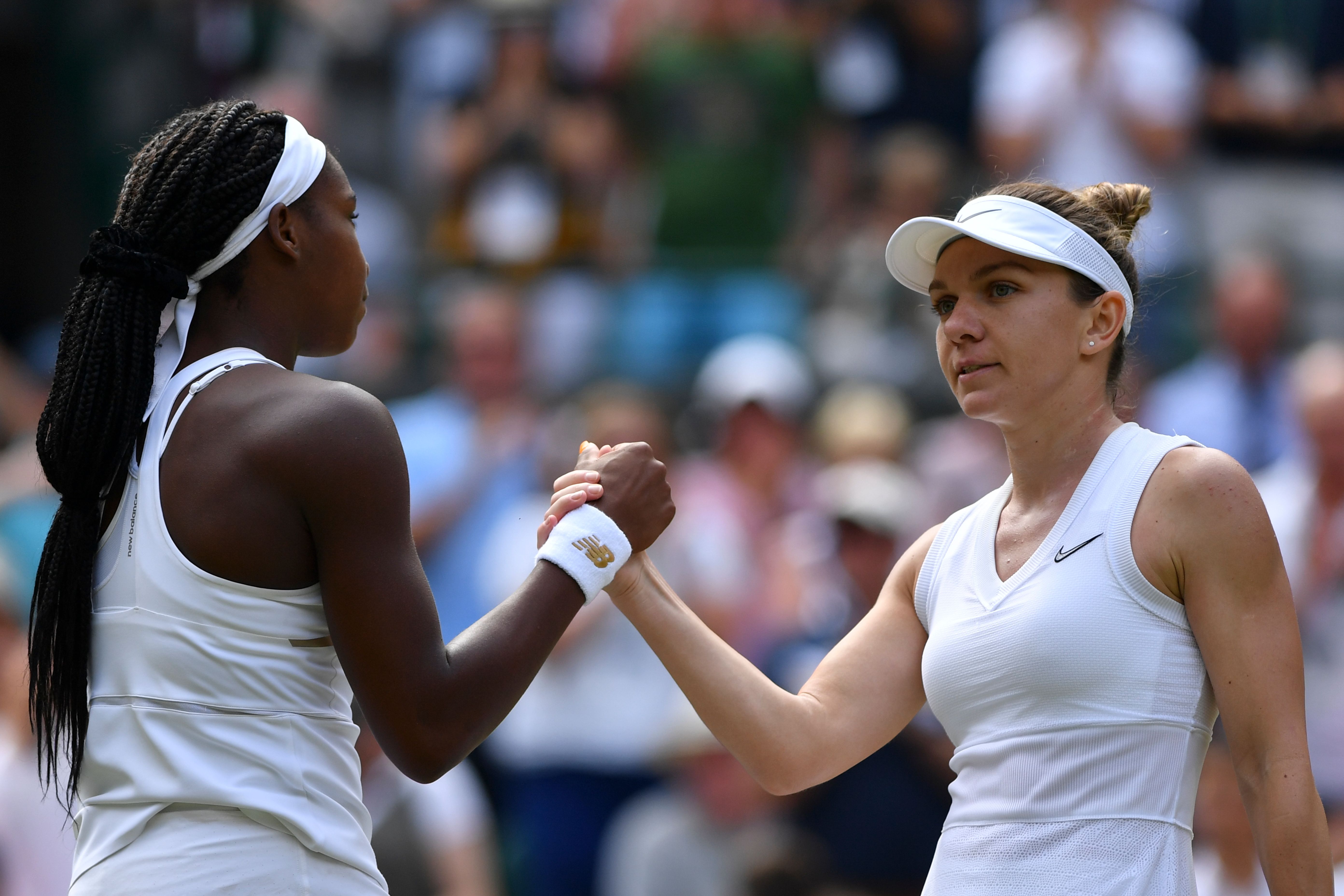 Cori Gauff bersalaman dengan Simona Halep usai bertanding