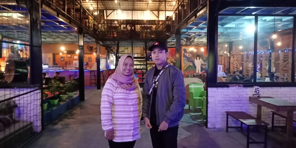 Rina Nurhayati Setiati SPd, pemilik Nafa Cafe di Jalan Sindang Kasih, Purwakarta.  