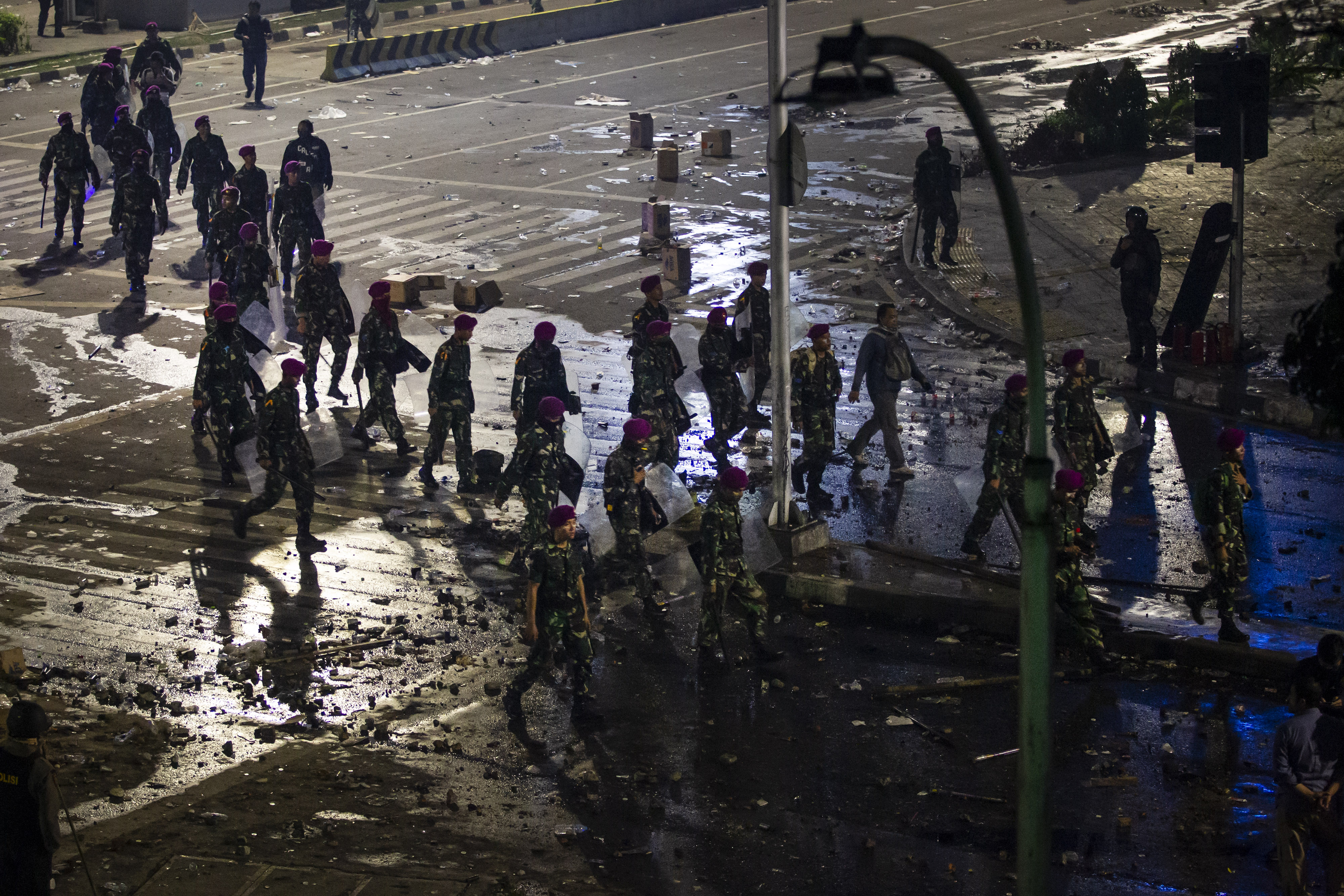 Personel Korps Marinir TNI AL bersiap mengamankan Aksi 22 Mei yang ricuh di Jakarta, Kamis (23/5) dini hari.