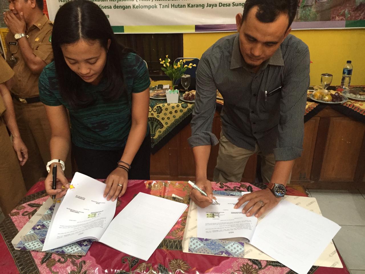  PT Wanamukti Wisesa  dan PT Lestari Asri Jaya menandatangani kerja sama perhutanan  sosial di Jambi, Senin (22/7)