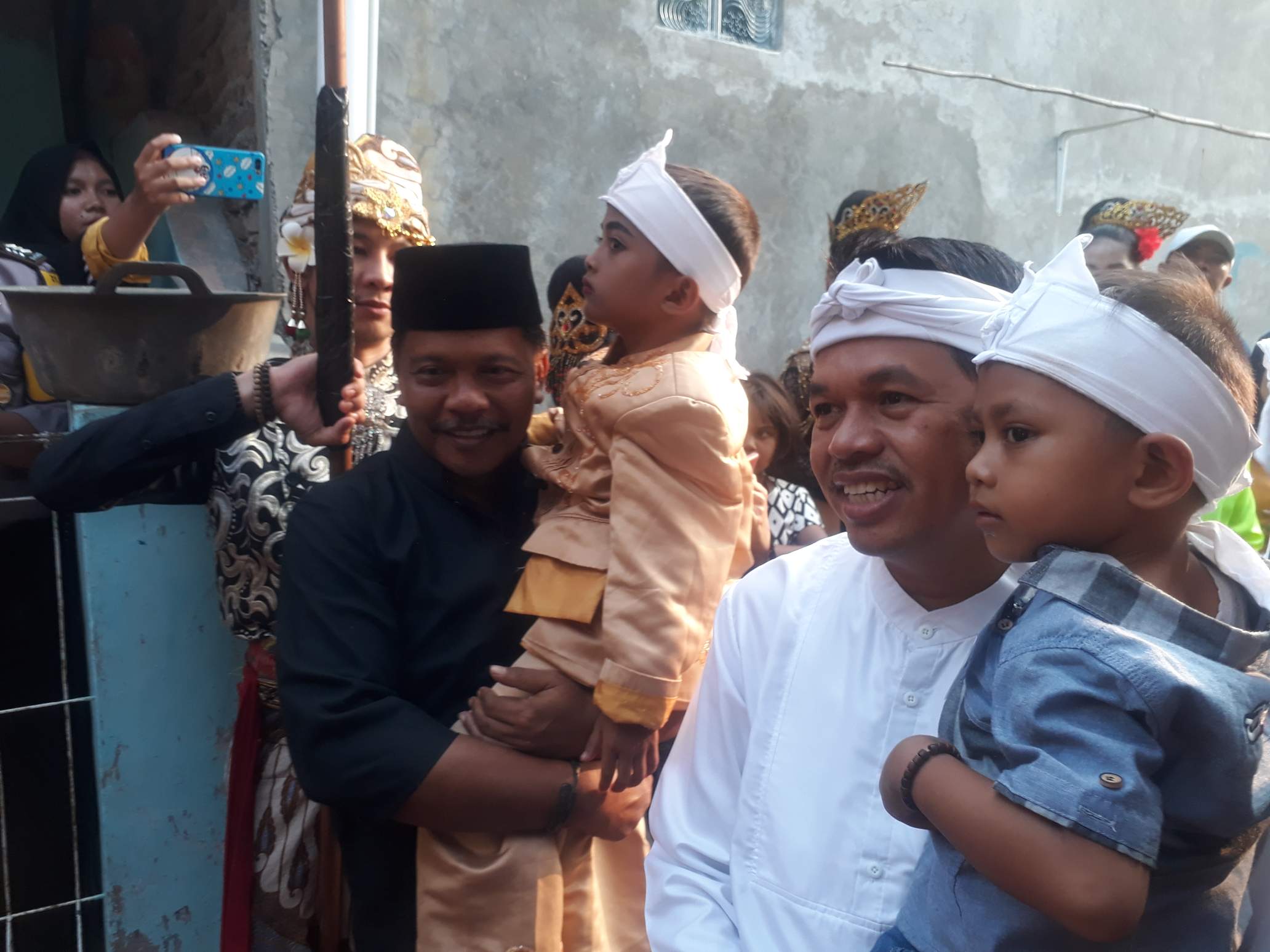 Politisi Partai Golkar Dedi Mulyadi menggendong pangeran sunat.