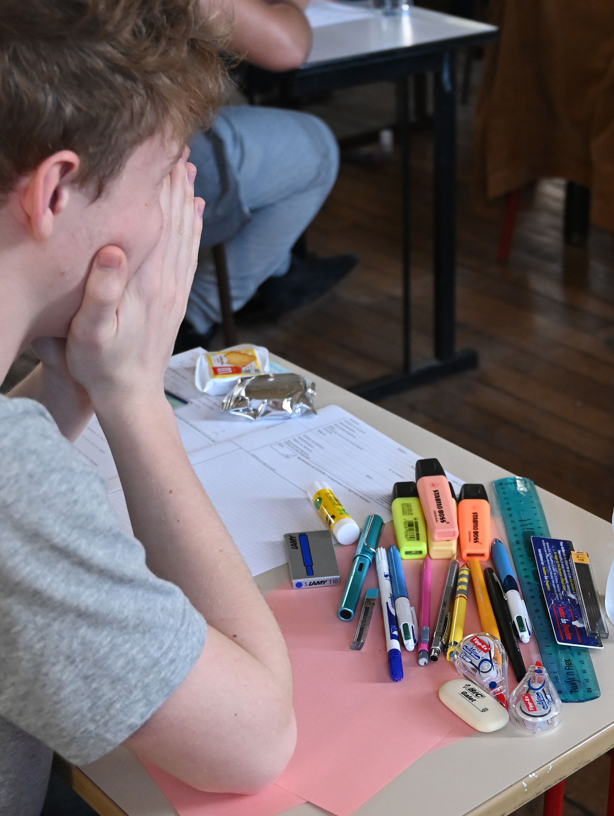 Siswa sekolah menengah Prancis tengah mengikuti ujian akhir