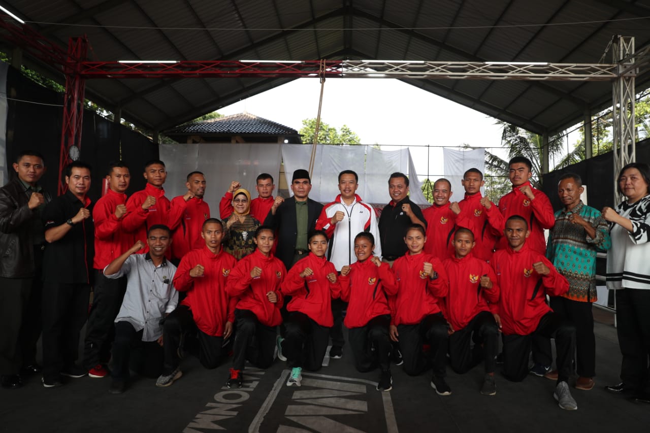 Menpora Imam Nahrawi berpose dengan para atlet Muaythai di Bogor, Jumat (12/7)