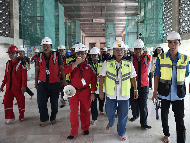 Menteri PUPR Basuki Hadimuljono (ketiga kanan) saat meninjau proyek renovasi Masjid Istiqlal, Jakarta.