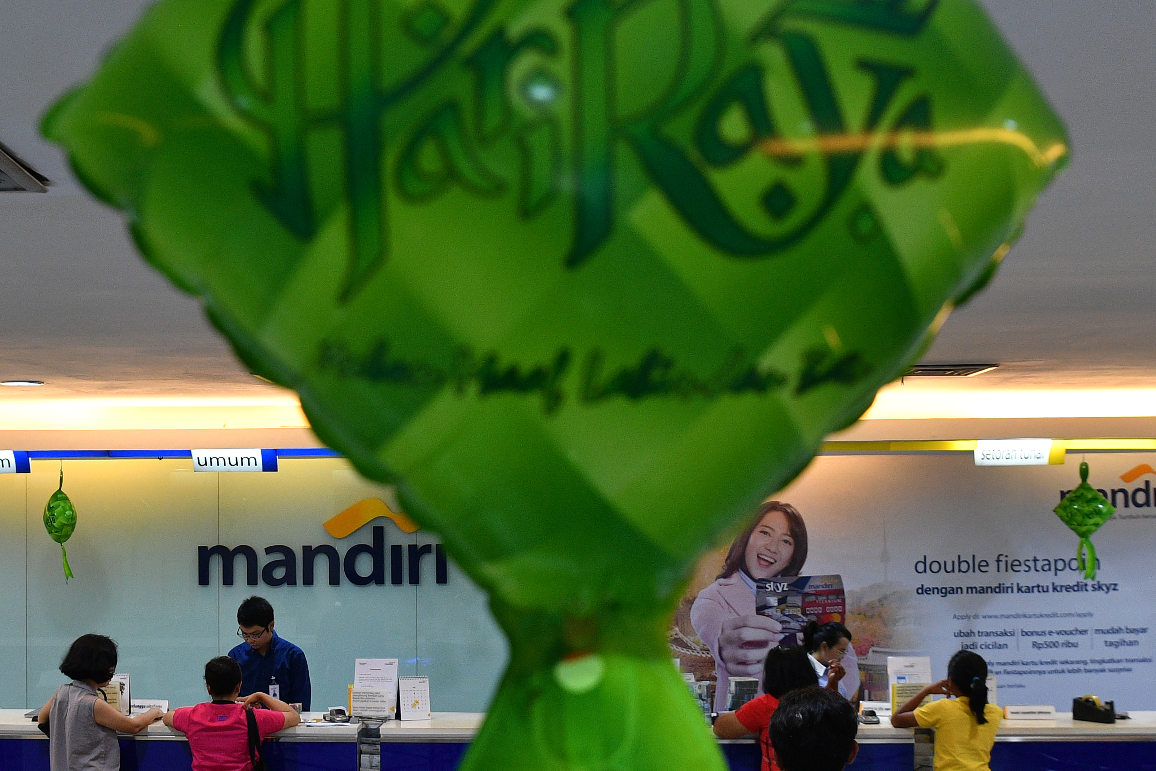 kegiatan transaksi di Bank Mandiri