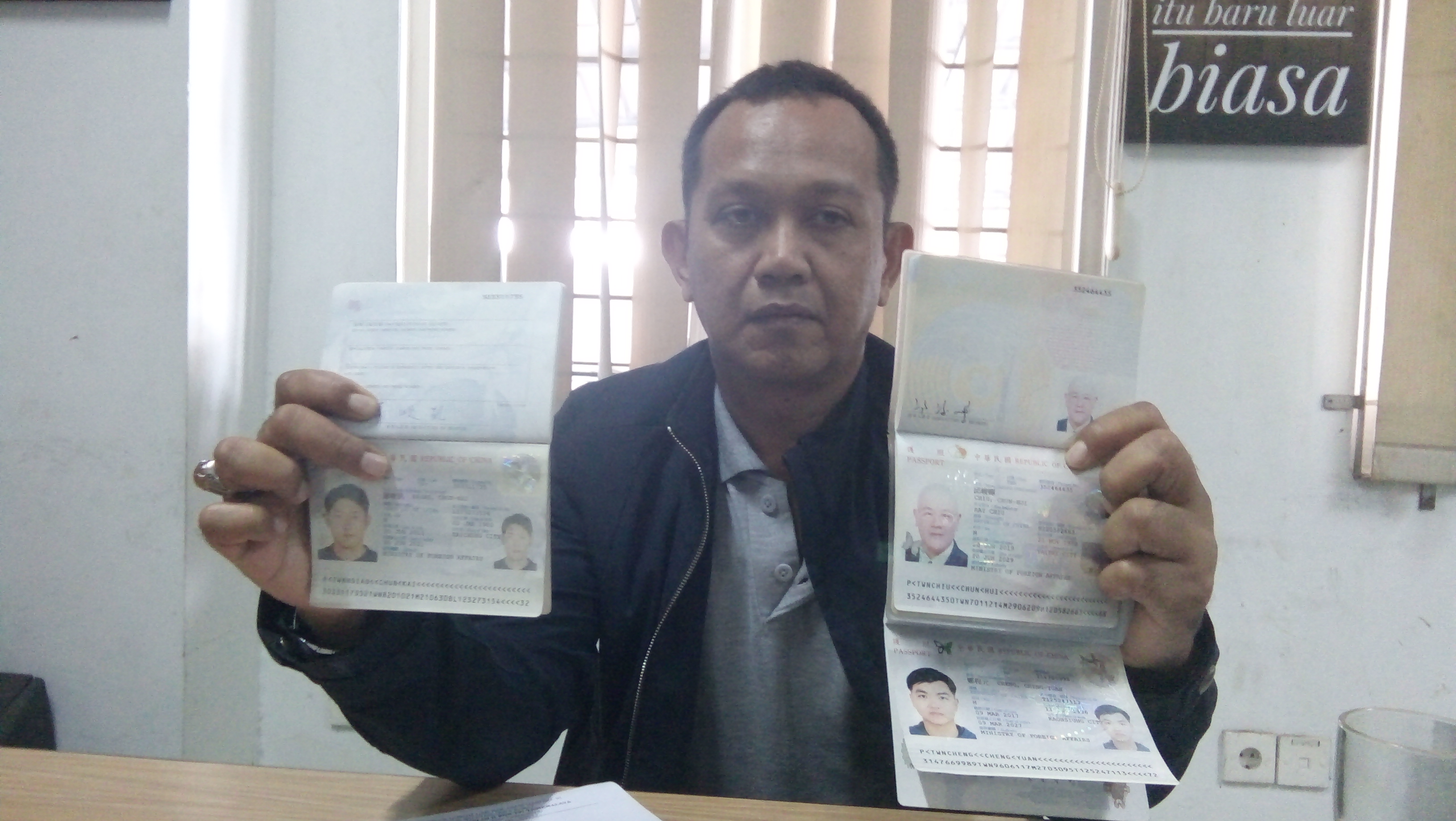 Petugas Timpora Kantor Imigrasi Kelas ll Non Tempat Pemeriksaan Imigrasi Tasikmalaya menunjukkan tiga paspor WN Taiwan yang dideportasi.