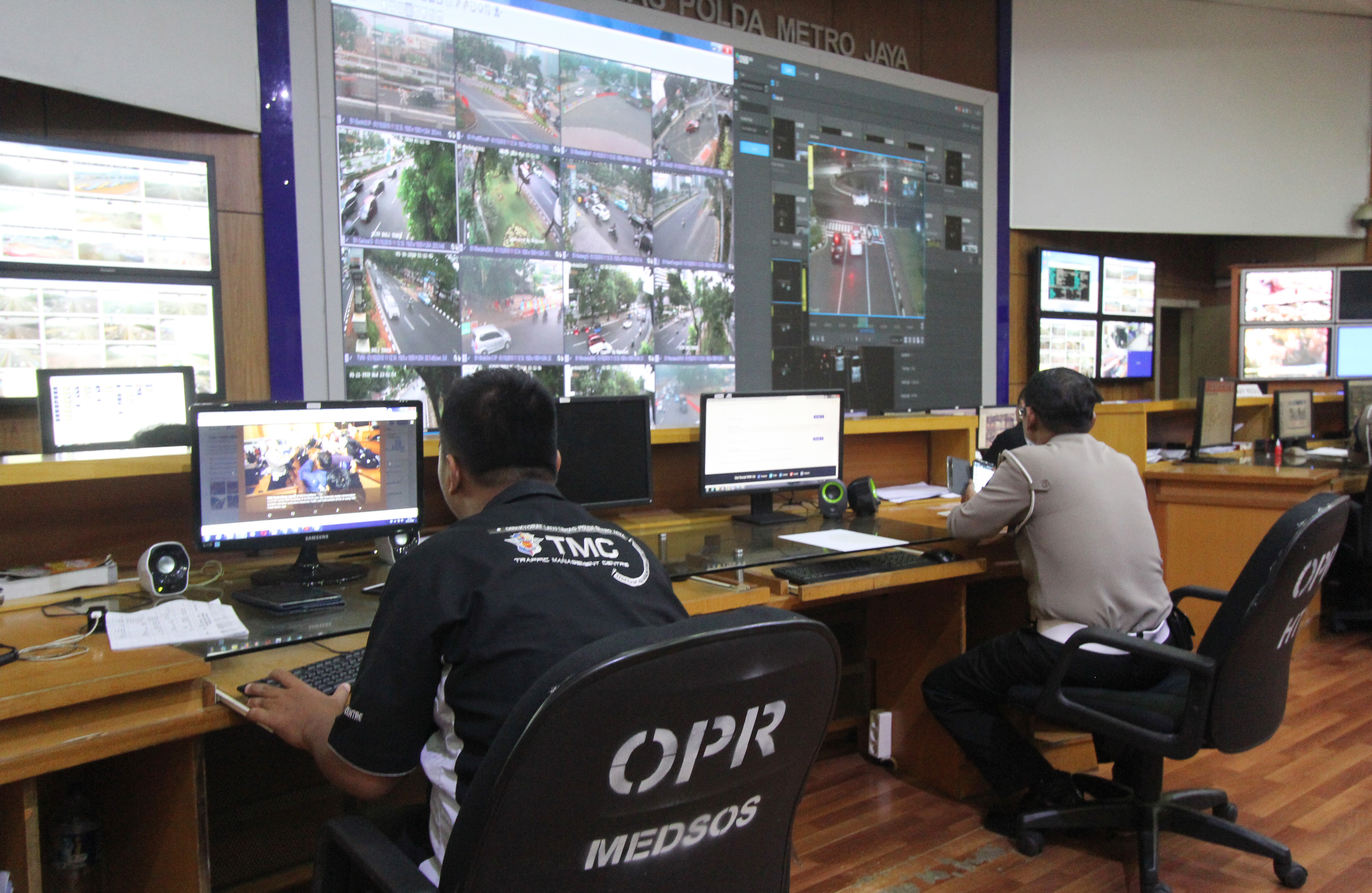 Petugas Traffic Management Center (TMC) memantau pelanggar lalu lintas melalui layar CCTV di ruas jalan Thamrin-Sudirman 