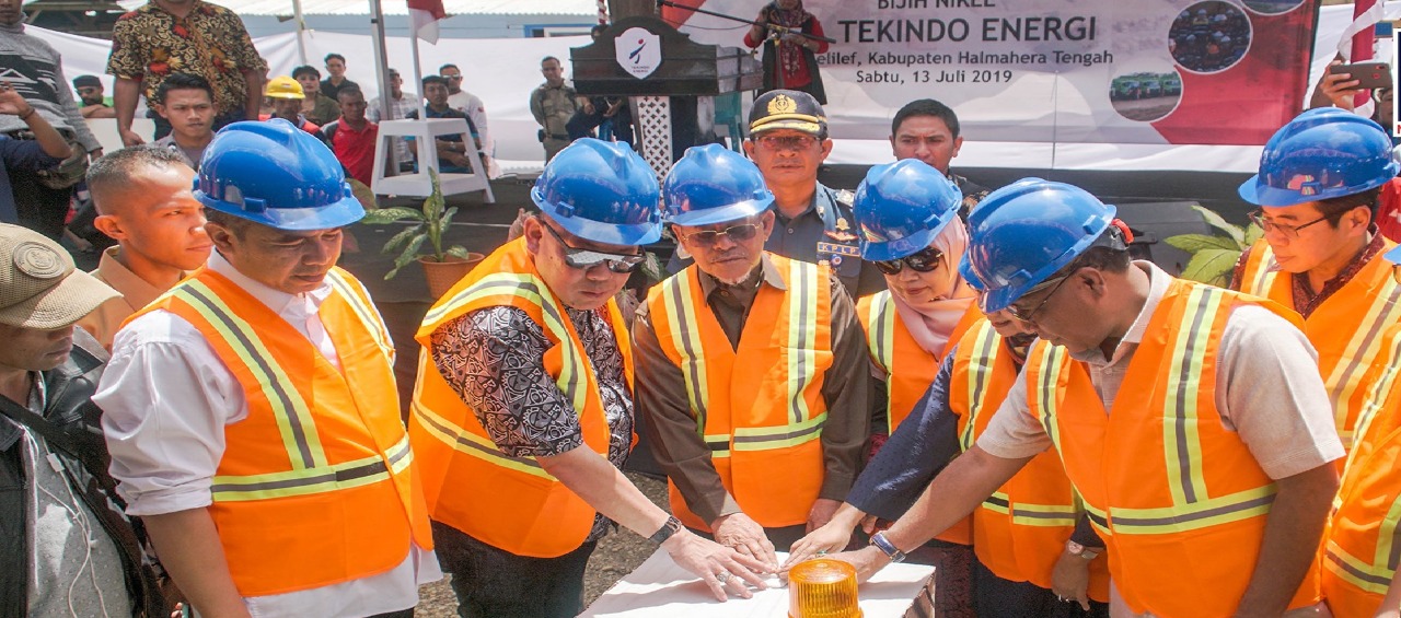  Seremonial ekspor perdana ore nikel PT Tekindo Energi di Desa Lelilef, Weda Tengah, Maluku Utara.