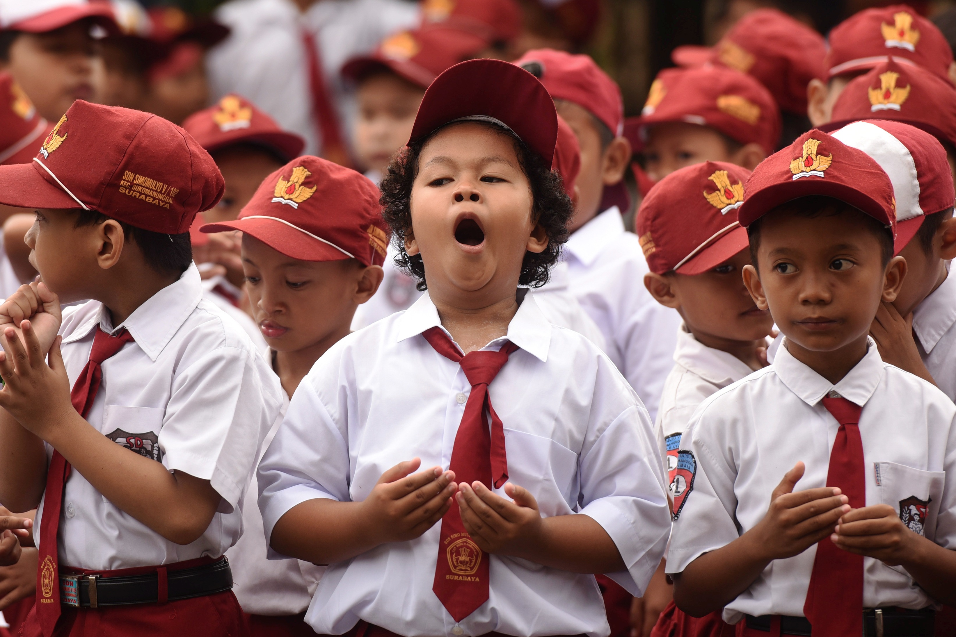 Siswa-siswi SD sedang berbaris di hari pertama sekolah.