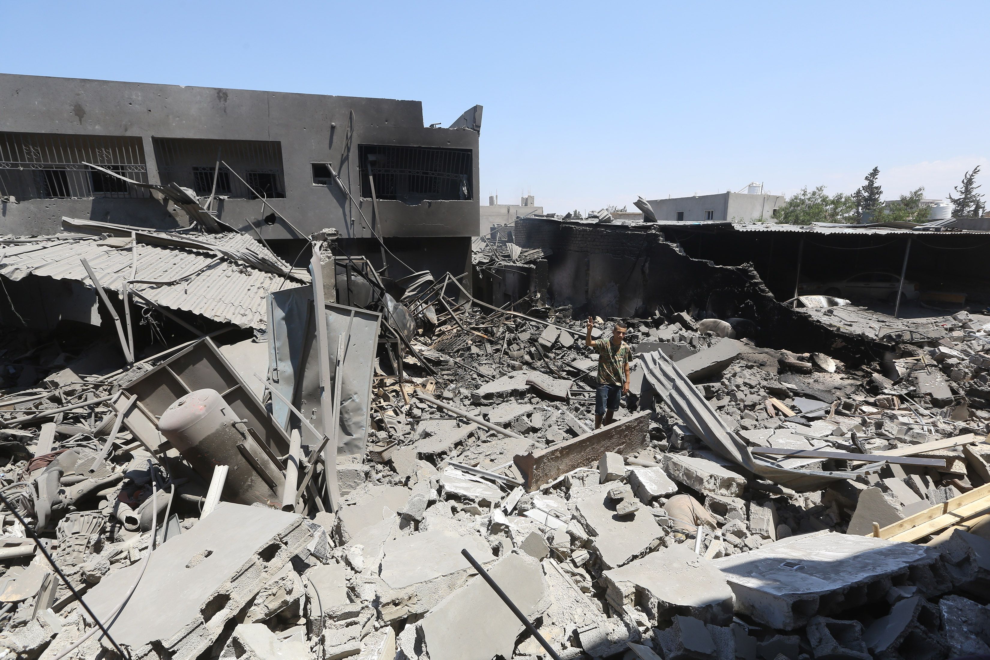 serangan udara selatan ibukota Tripoli, Libya. 