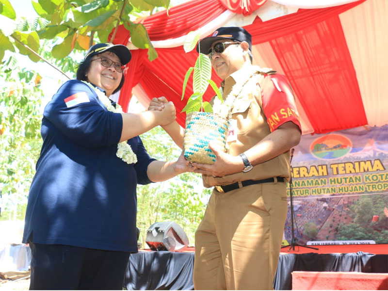 Menteri Lingkungan Hidup dan Kehutanan Siti Nurbaya menyerahkan bibit pohon kepada Gubernur Kalimantan Selatan Sahbirin Noor.