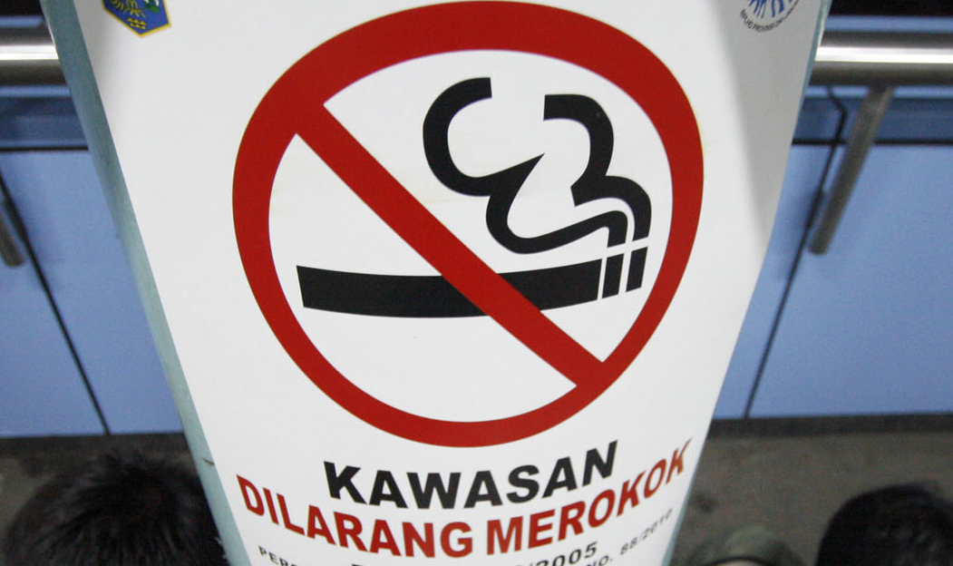 Sebuah poster larangan merokok terpampang di Stasiun Juanda, Jakarta Pusat.
