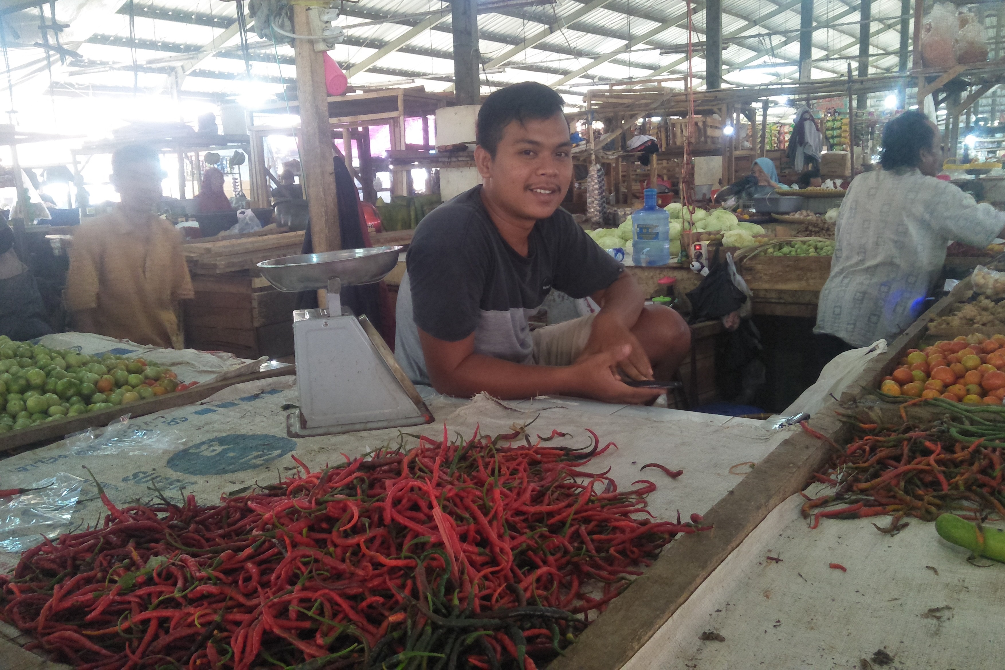 Pedagang cabai di Pasar Induk Cianjur Pasirhayam, Senin (15/7).