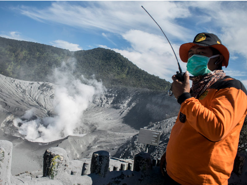 Petugas memantau aktivitas Kawah Ratu pascaletusan freatik di Gunung Tangkuban Parahu, Kabupaten Subang, Jawa Barat.