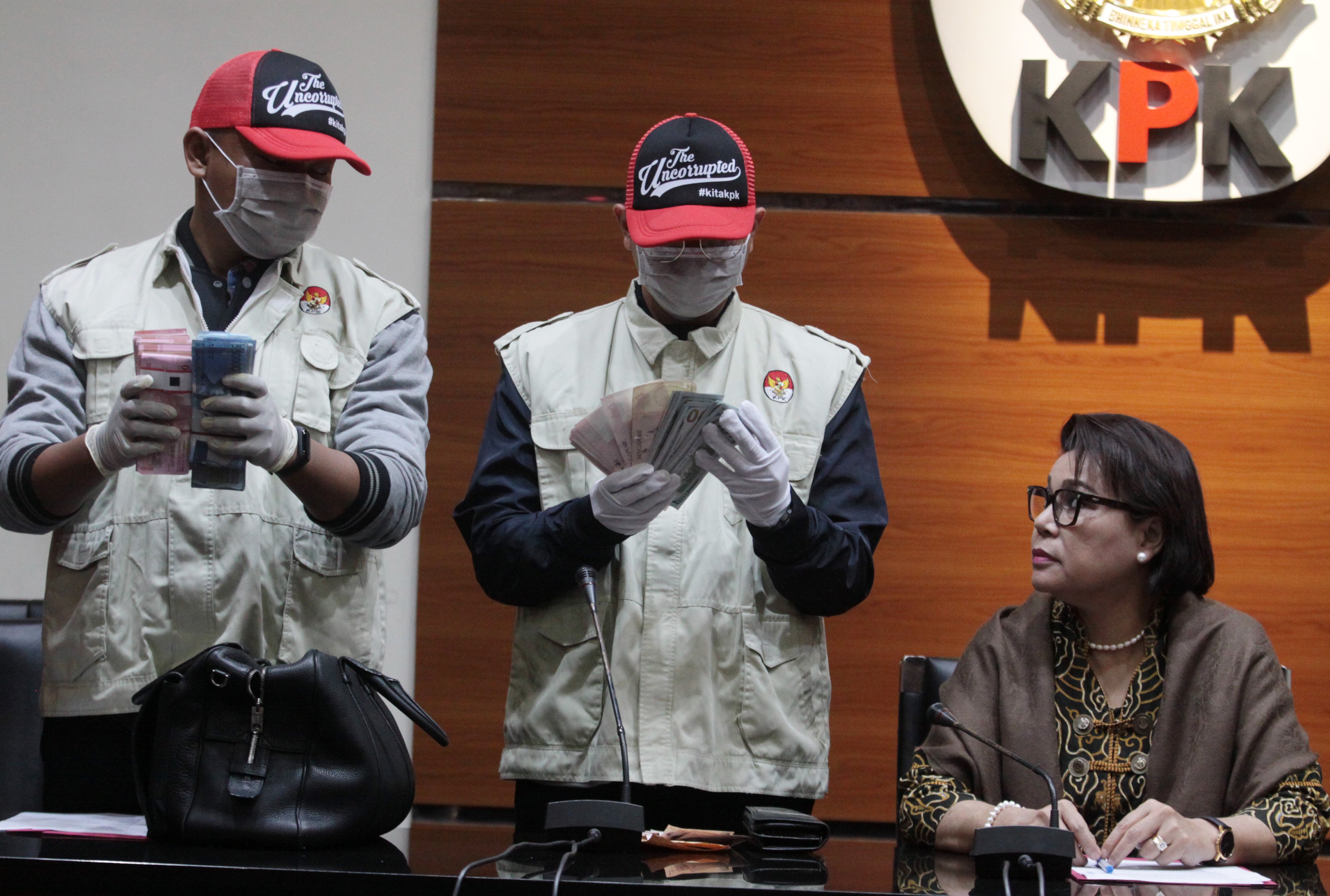 Wakil Ketua KPK basaria Panjaitan dan penyidik KPPK mengumumkan tersangka OTT Kepri dan menunjukkan barang bukti 