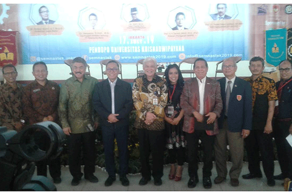 Ketua Pembina Yayasan Unkris, Gayus Lumbuun (ketiga dari kiri).