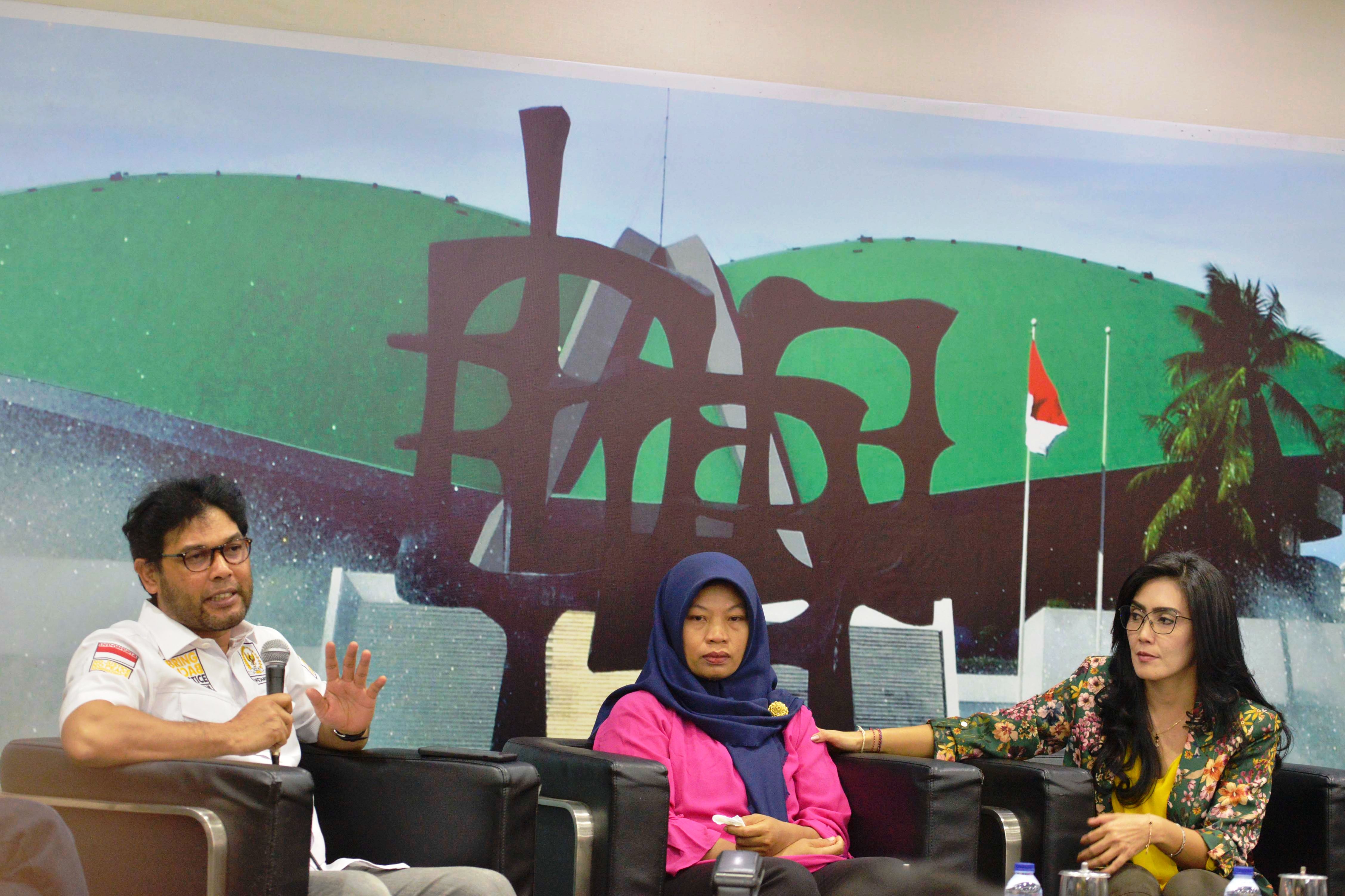 Anggota Komisi III Nasir DPR RI Nasir Djamil (kiri) mengaku siap memberikan dukungan bagi Baiq Nuril.