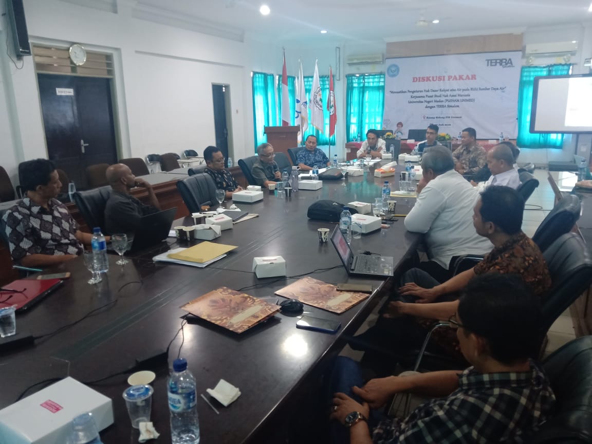 Diskusi membahas Rancangan Undang Undang Sumber Daya Air.  