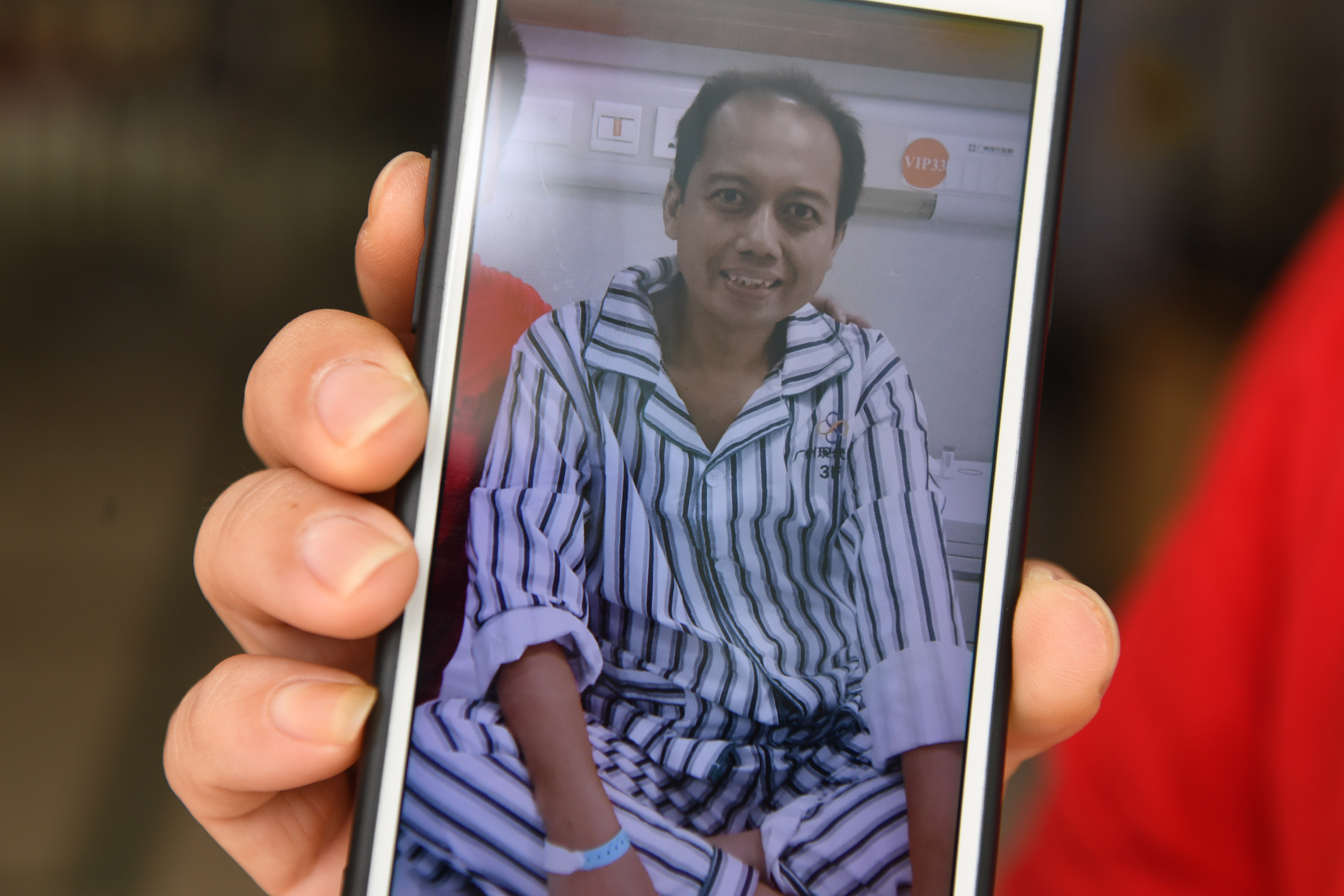  Seorang WNI menunjukan foto Kepala Pusat Dan Humas BNPB Sutopo Purwo Nugroho ketika dirawat di Modern Hospital Guangzhou Guangzhou 