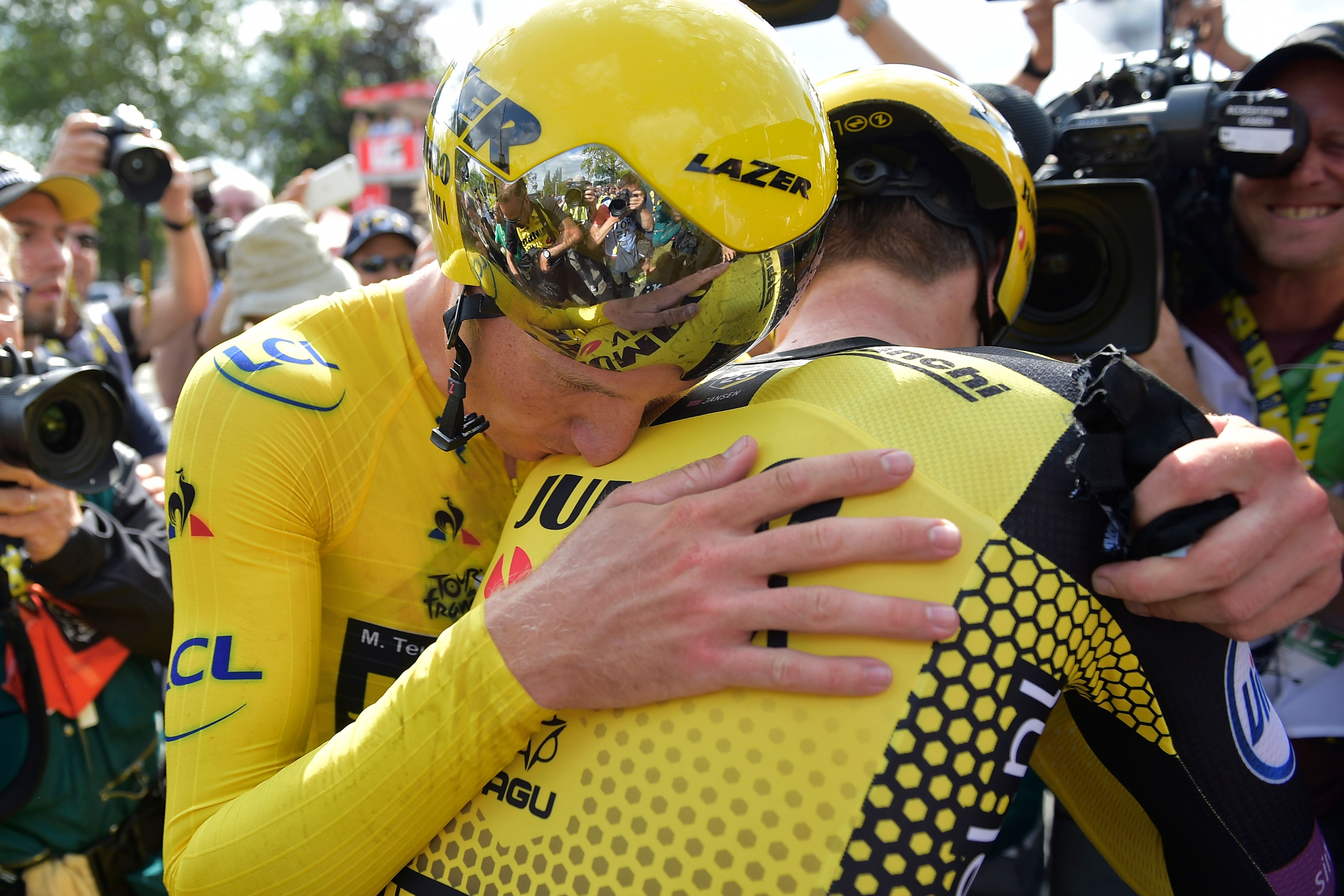 Pembalap Beland Mike Teunissen (kiri) mengenakan jersey kuning merayakan kemenangan. 