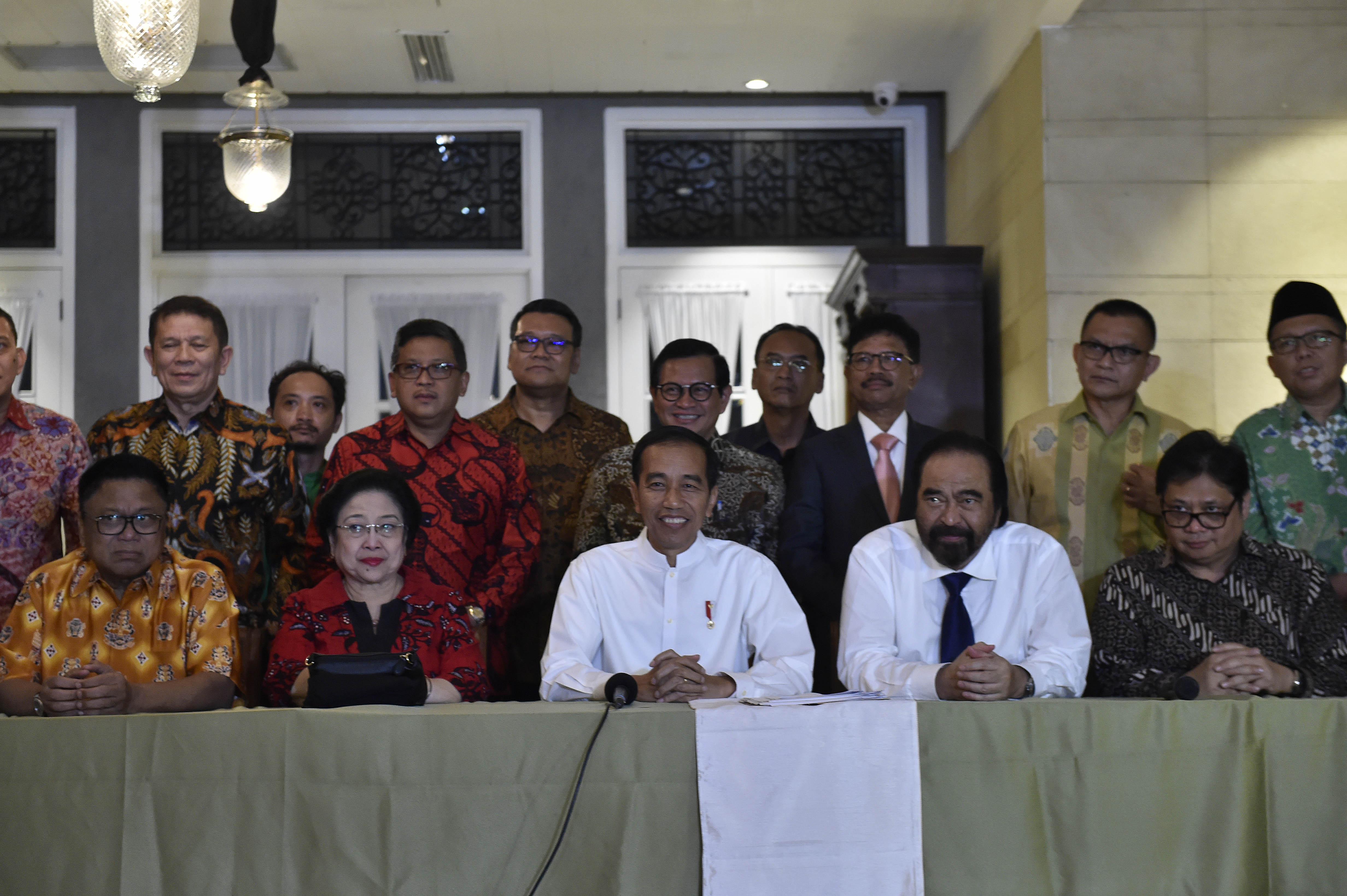 Presiden Joko Widodo, Ketua Umum Partai NasDem Surya Paloh, dan pimpinan parpol koalisi lainnya, beberapa waktu lalu.