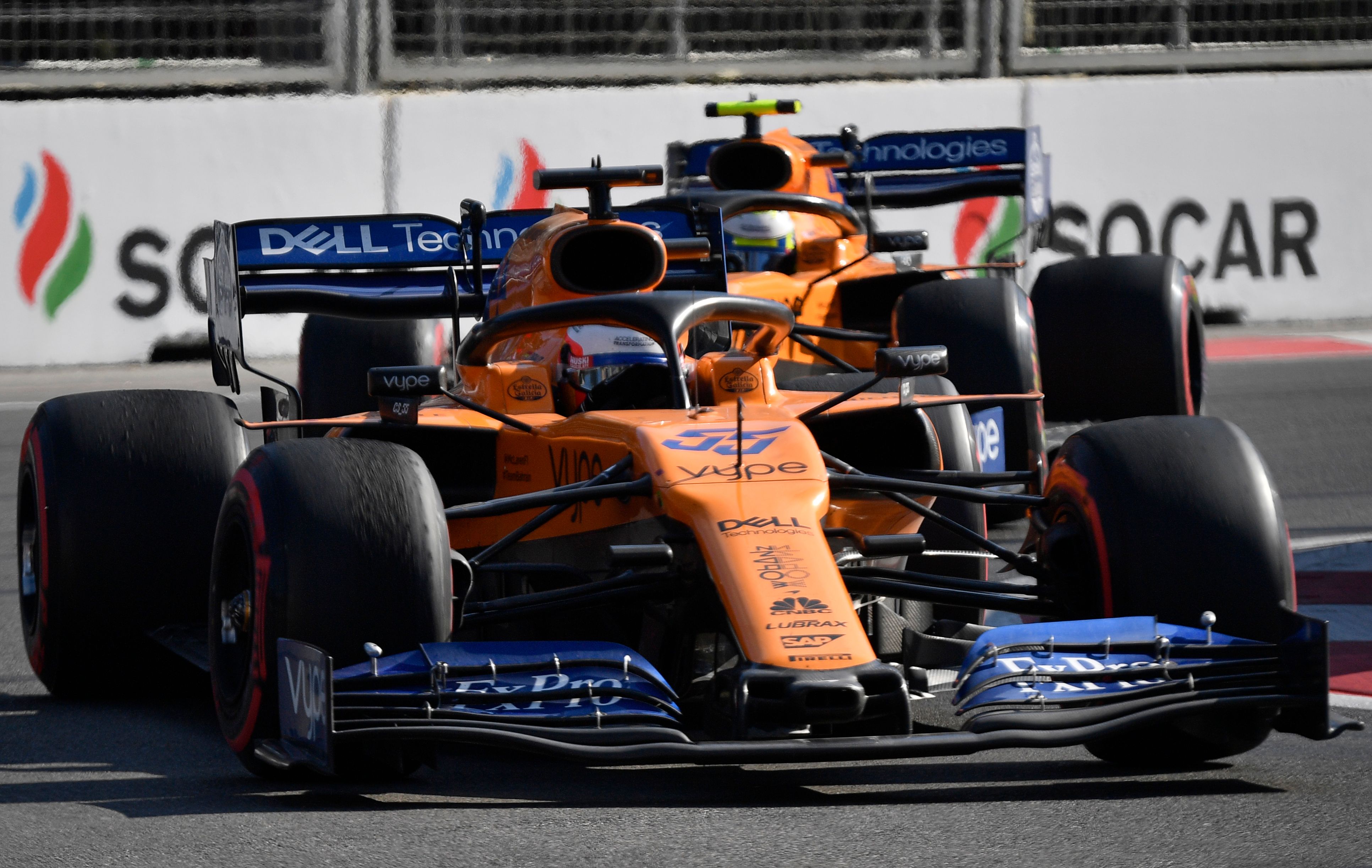 Pembalap Spanyol McLaren Carlos Sainz Jr dan pembalap Inggris McLaren Lando Norris menyetir mobil mereka selama Grand Prix Formula Satu  