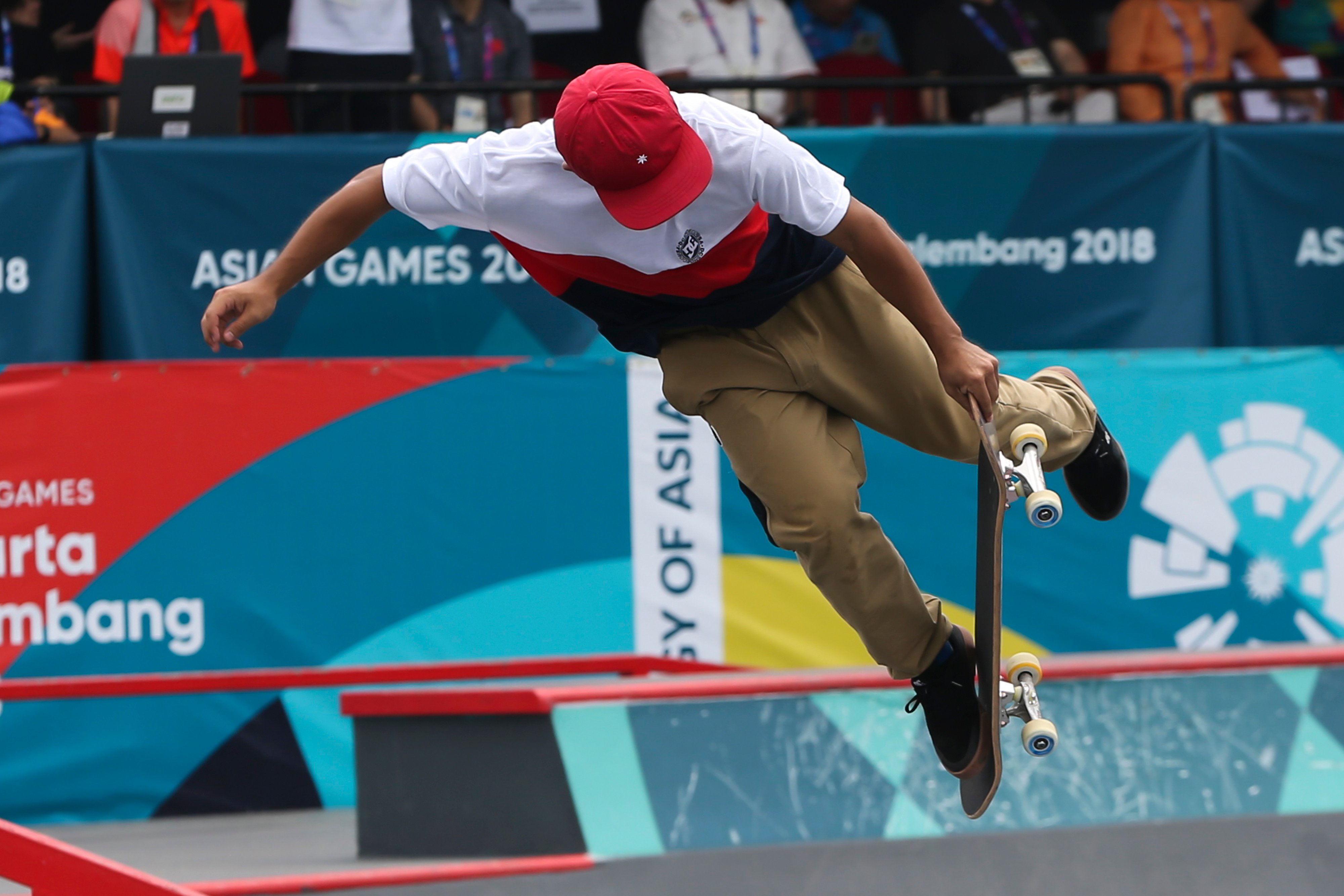 Skateboarder Jepang Kensuke Sasaoka melakukan gerakan trik pada final skateboard