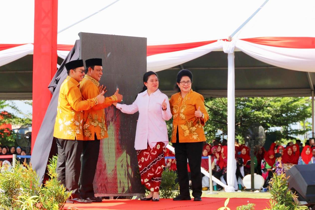 Menko PMK Puan Maharani (kedua dari kanan), Menkes Nila F Moeloek (kanan), Kepala BKKBN Hasto Wardoyo (kiri).