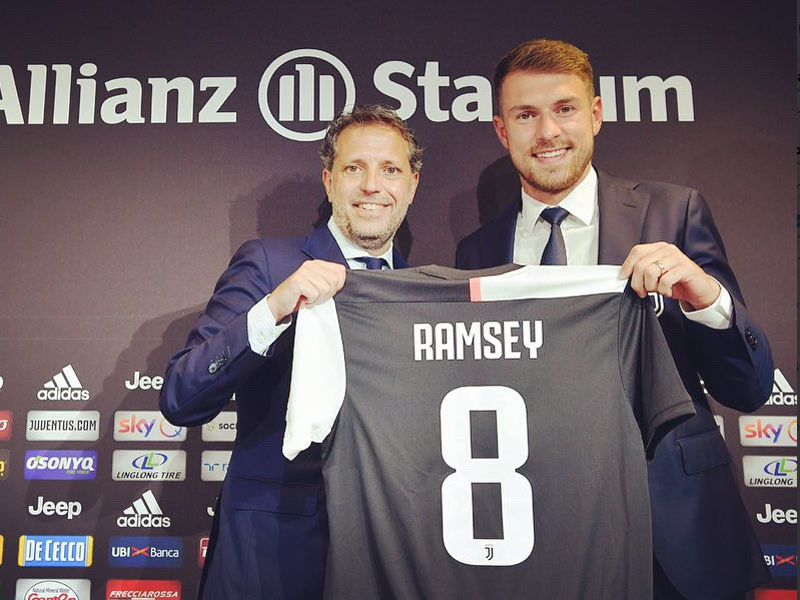 Aaron Ramsey (kanan) memegang jersey Juventus bernomor punggung delapan bersama Direktur Juventus Fabio Paraciti 