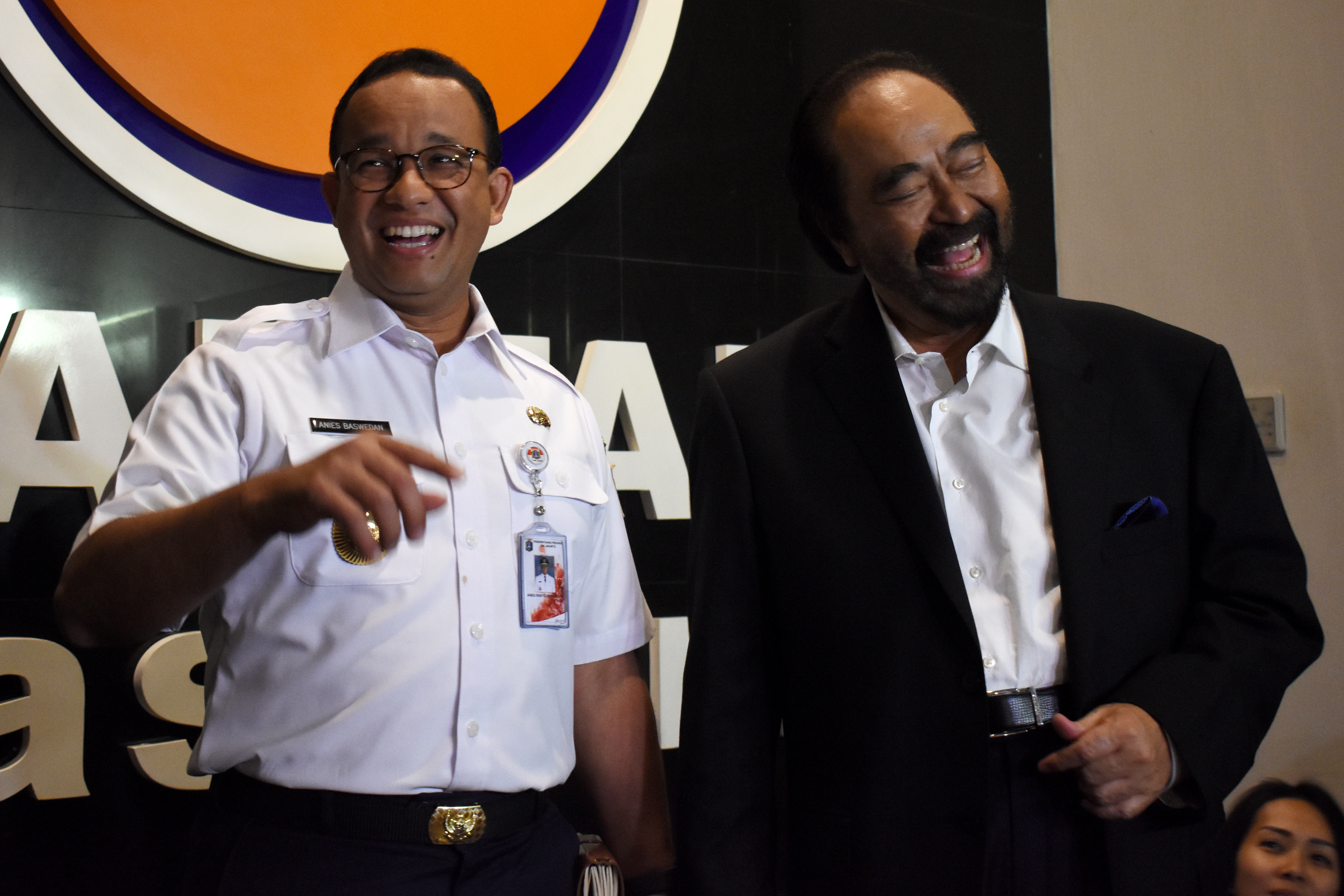 Ketua Umum Partai NasDem Surya Paloh (kanan) dan Gubernur DKI Jakarta Anies Baswedan (kiri)