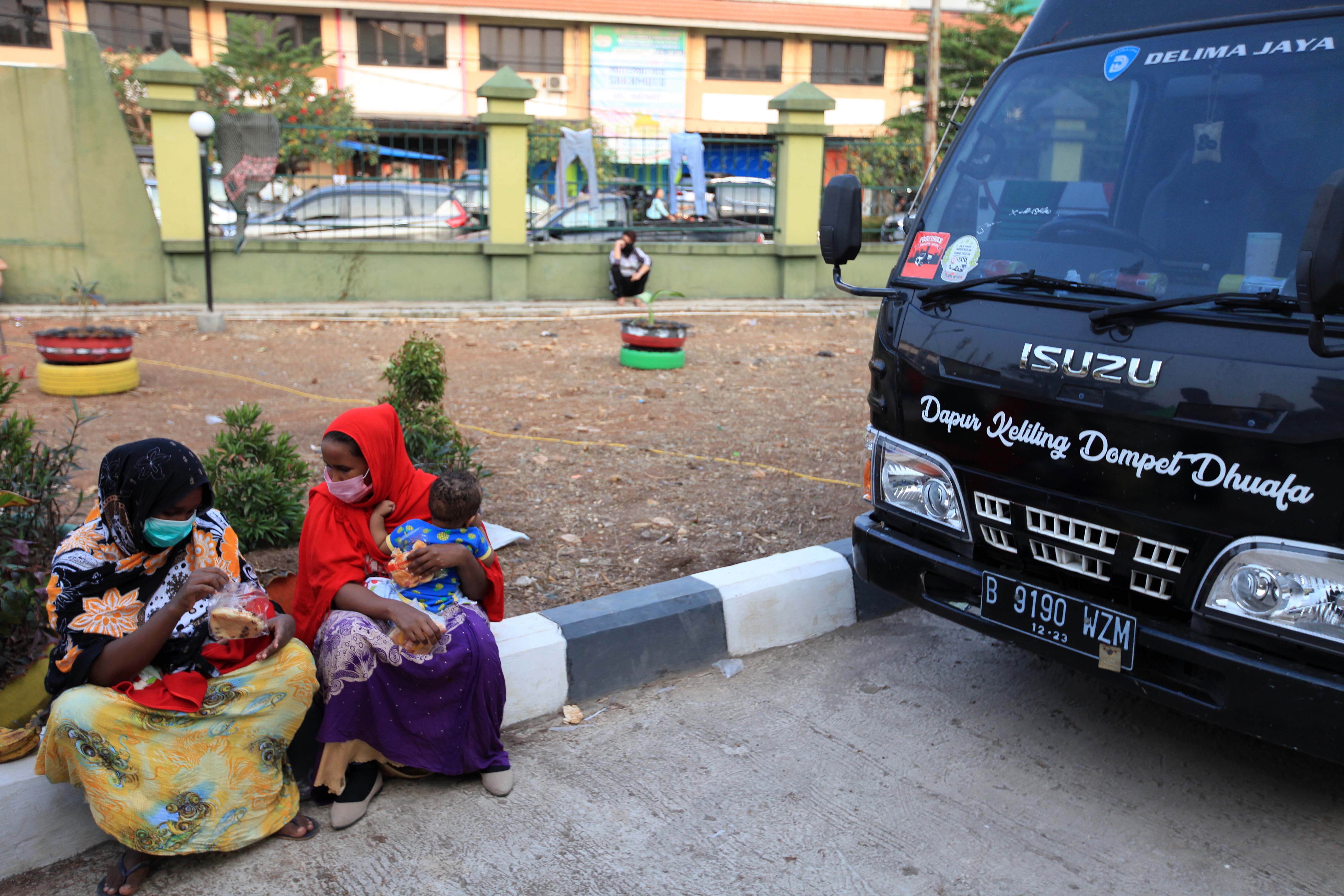 Aktifitas para pencari suaka di lingkungan penampungan yang disediakan oleh Pemprov DKI Jakarta di Gedung Eks Kodim Kalideres, Jakarta Barat