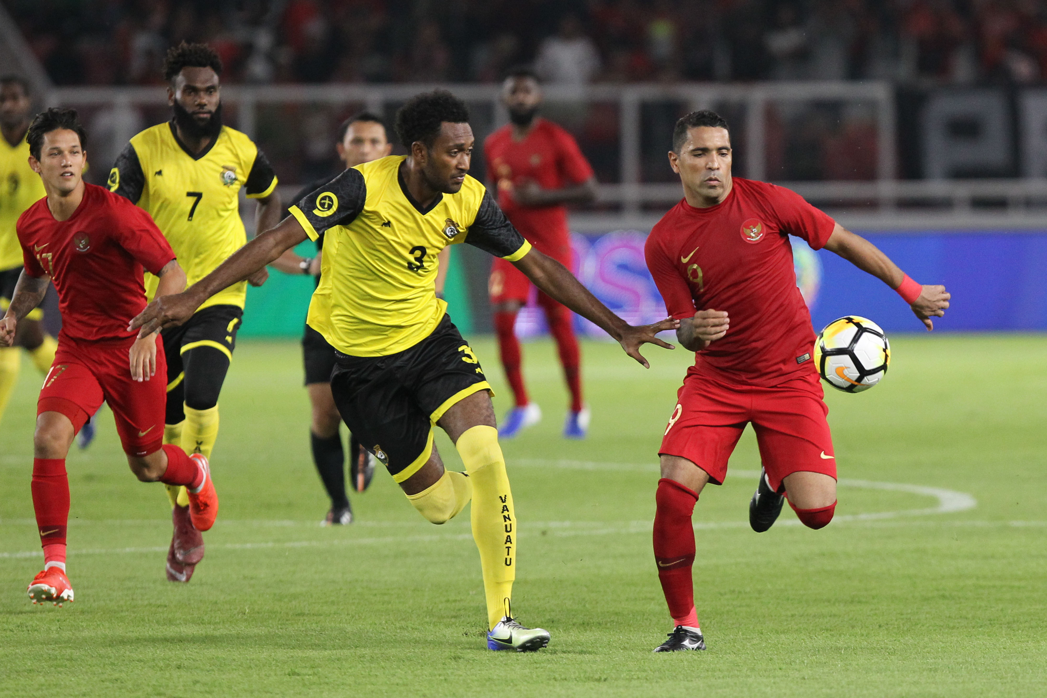 Penyerang timnas Indonesia Alberto Goncalves (9) dibayangi pemain belakang timnas Vanuatu Joseph Solo (3) pada pertandingan persahabatan