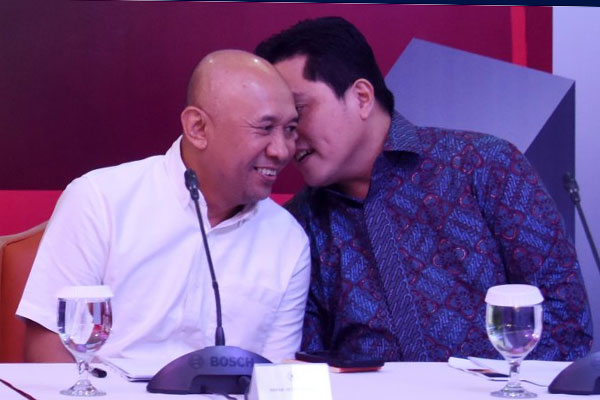 Koordinator Staf Khusus Presiden Erick Thohir (kanan) berbincang dengan Kepala Staf Kepresidenan Teten Masduki (kiri) saat jumpa pers  