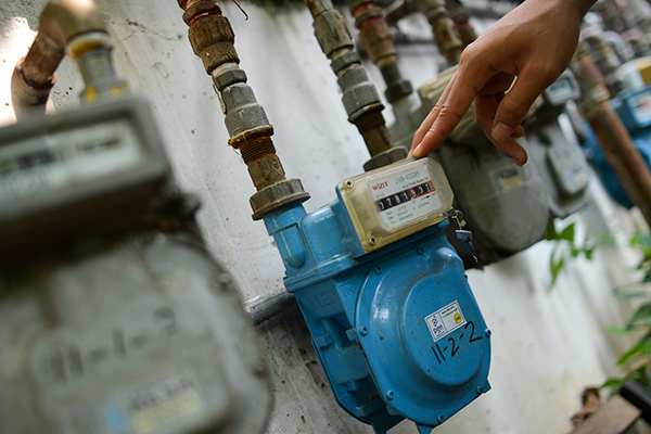Warga memeriksa meteran gas dari Perusahaan Gas Negara (PGN) 
