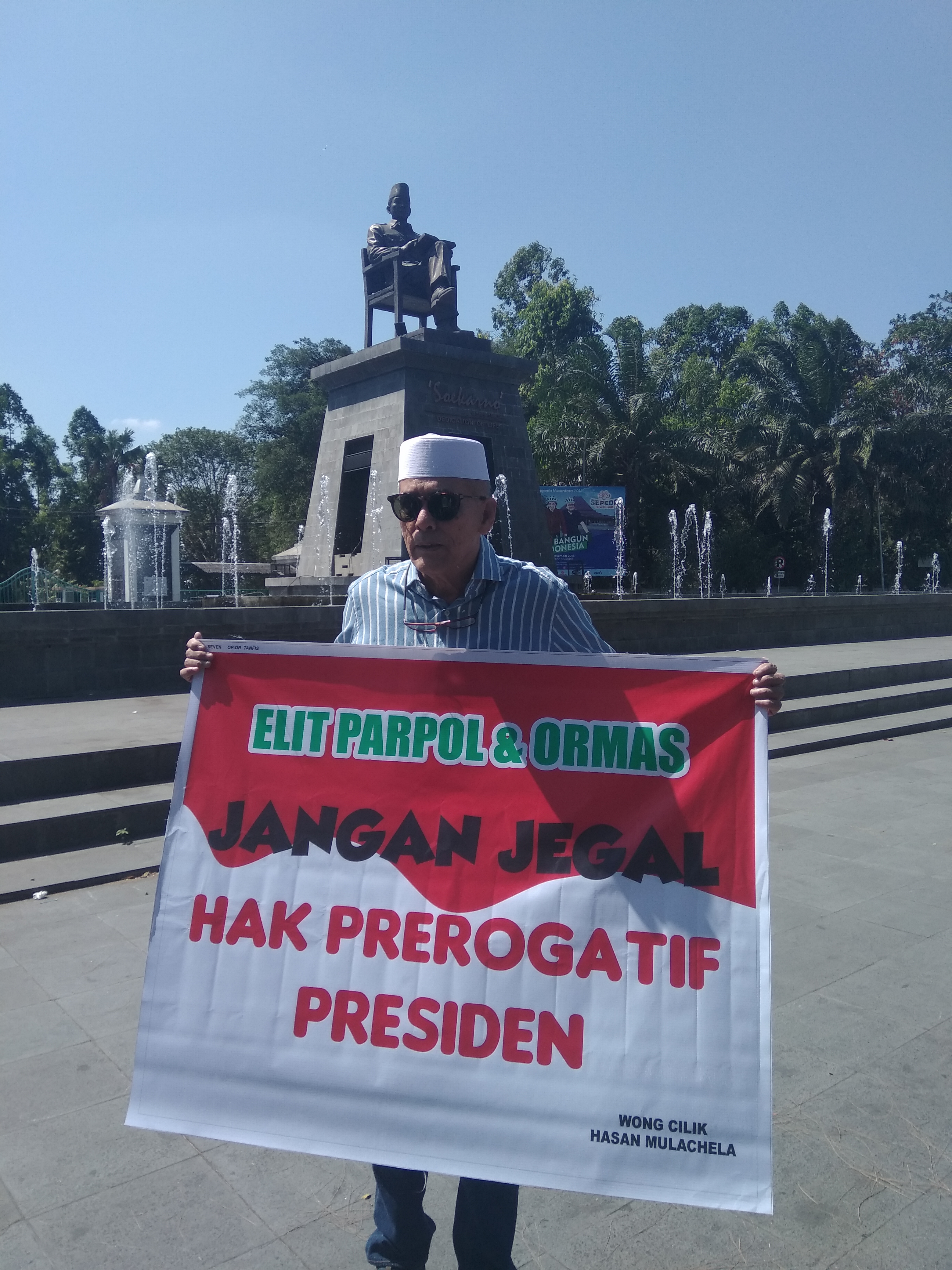 Mantan anggota DPRD Surakarta prihatinkan ulah elite politik Jakarta yang minta jatah kursi menteri. 