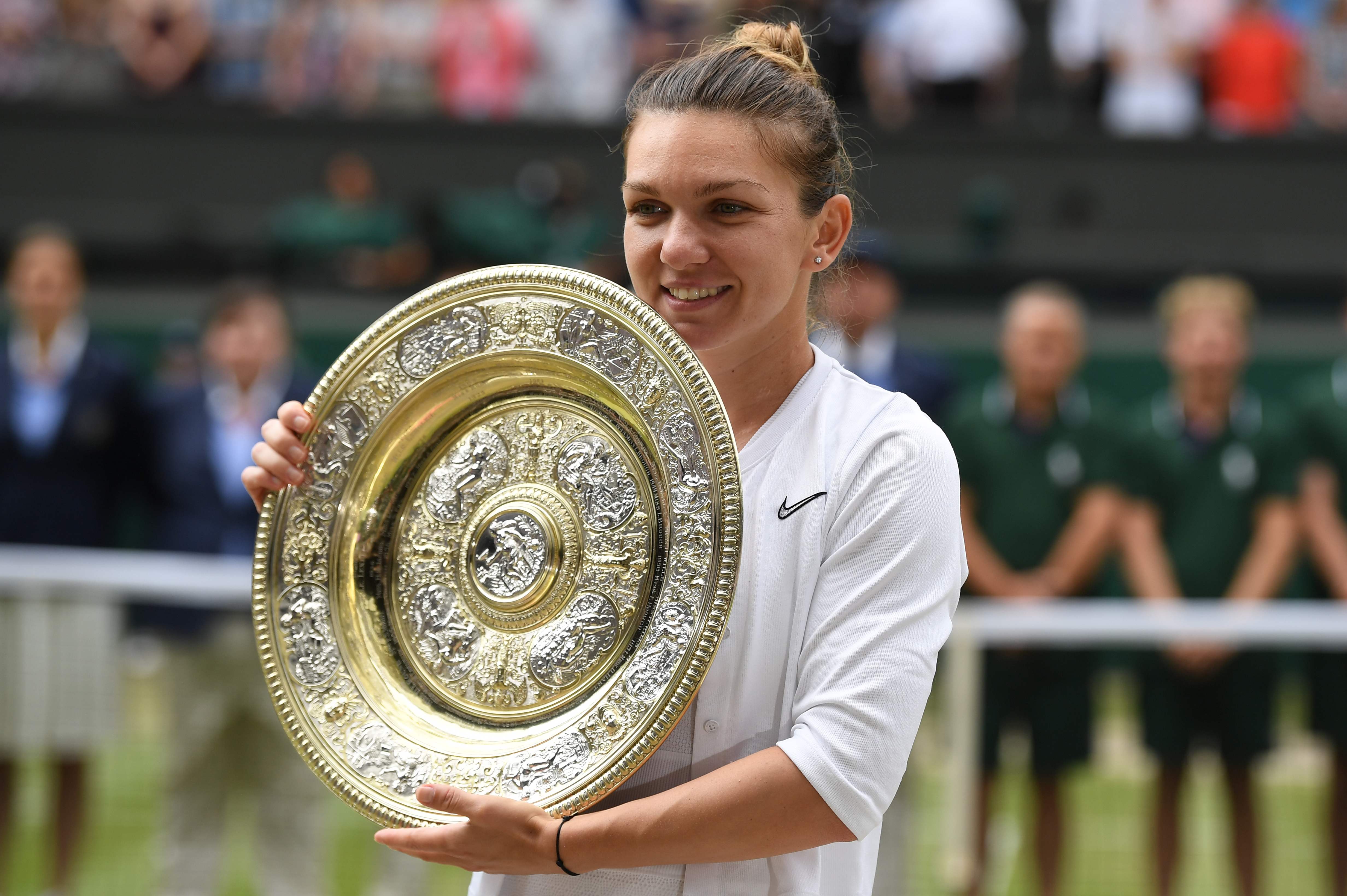 Petenis Rumania Simona Halep memegang trofi Venus Rosewater Dish setelah mengalahkan pemain AS Serena Williams 