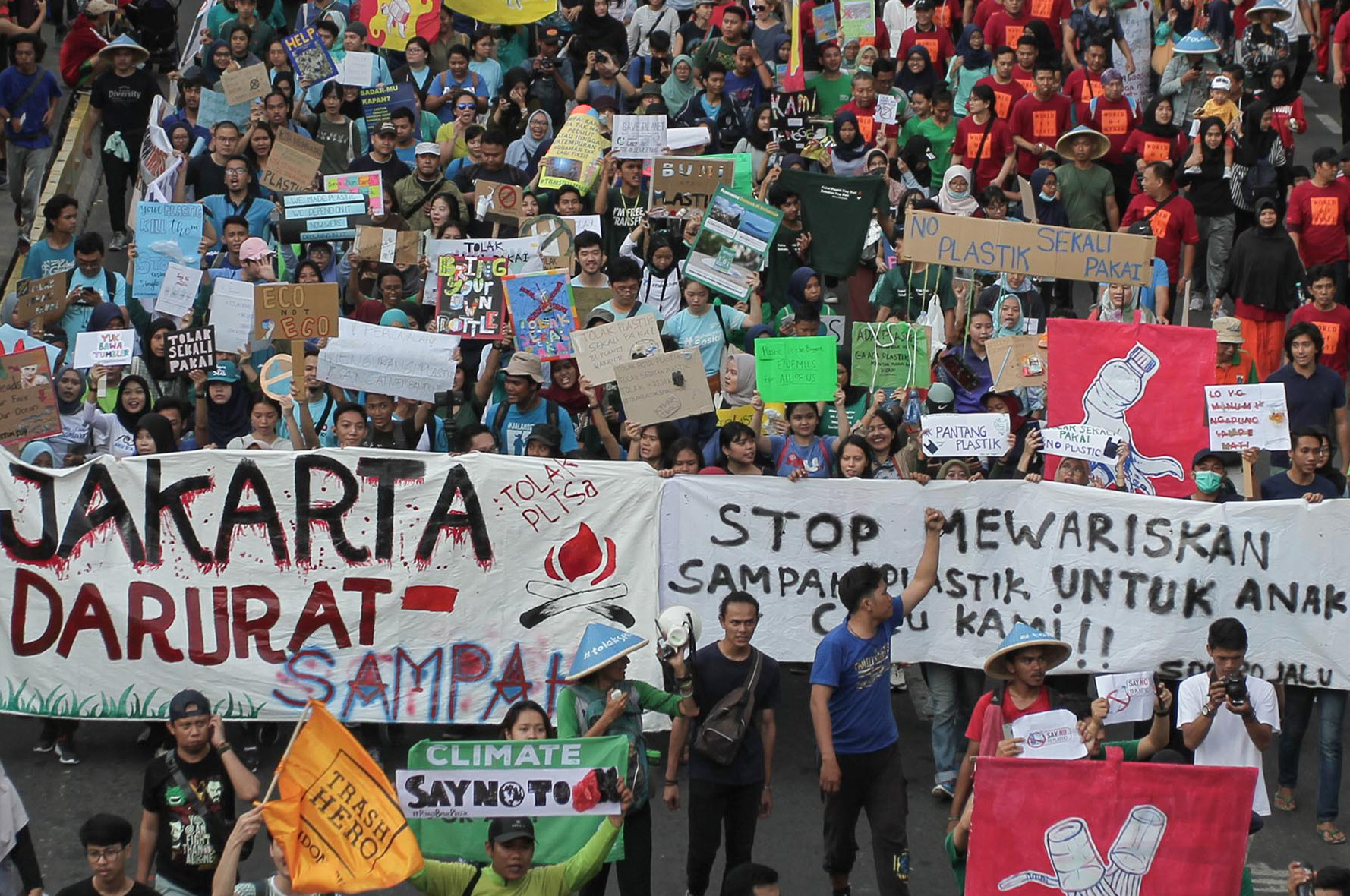 Sejumlah Aktivis melakukan aksi Pawai Tolak Plastik Sekali Pakai saat hari bebas kendaraan bermotor di sepanjang Jalan Thamrin, Jakarta.