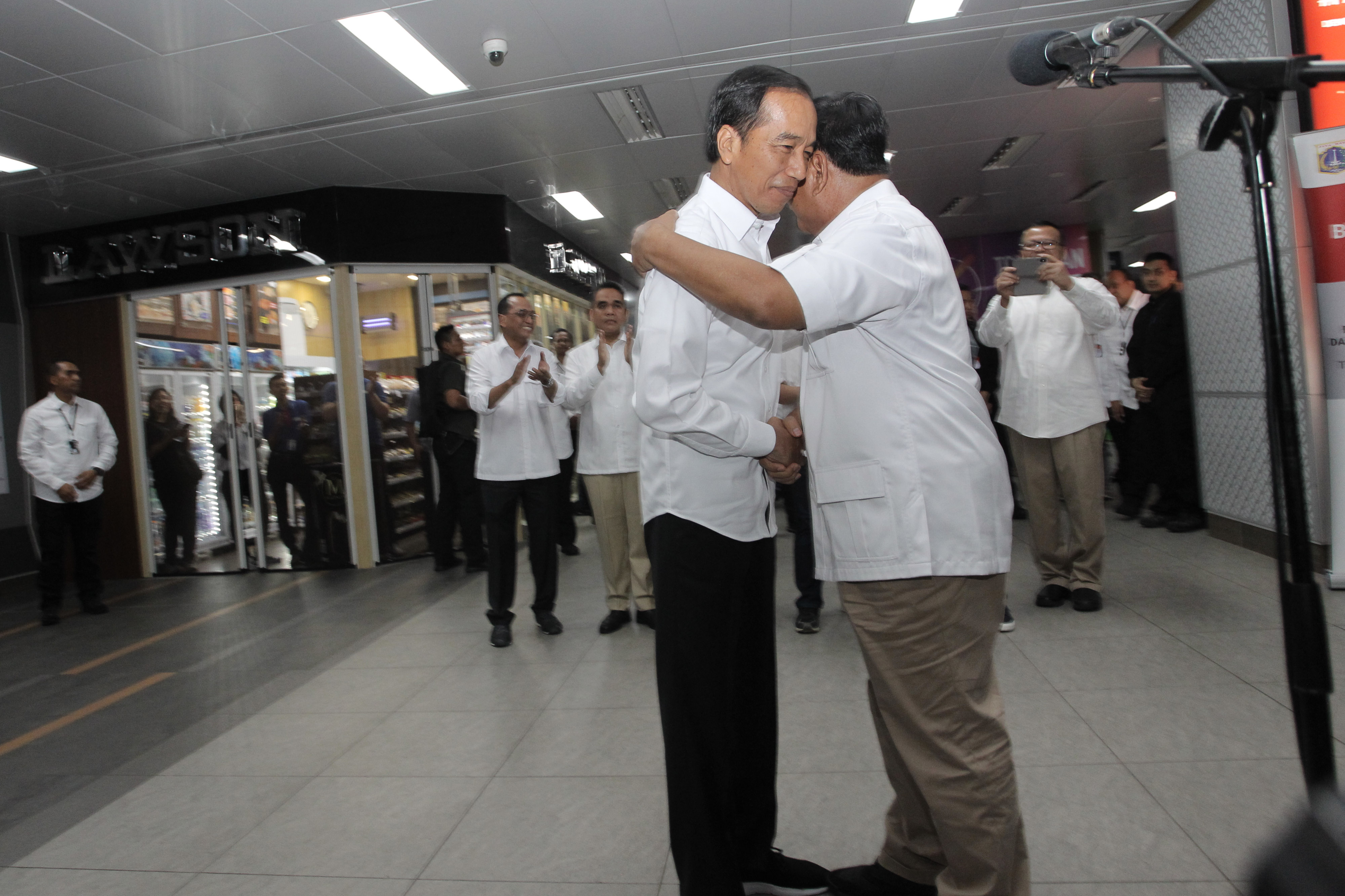 Presiden Joko Widodo (kiri) berpelukan dengan Prabowo Subianto (kanan) 