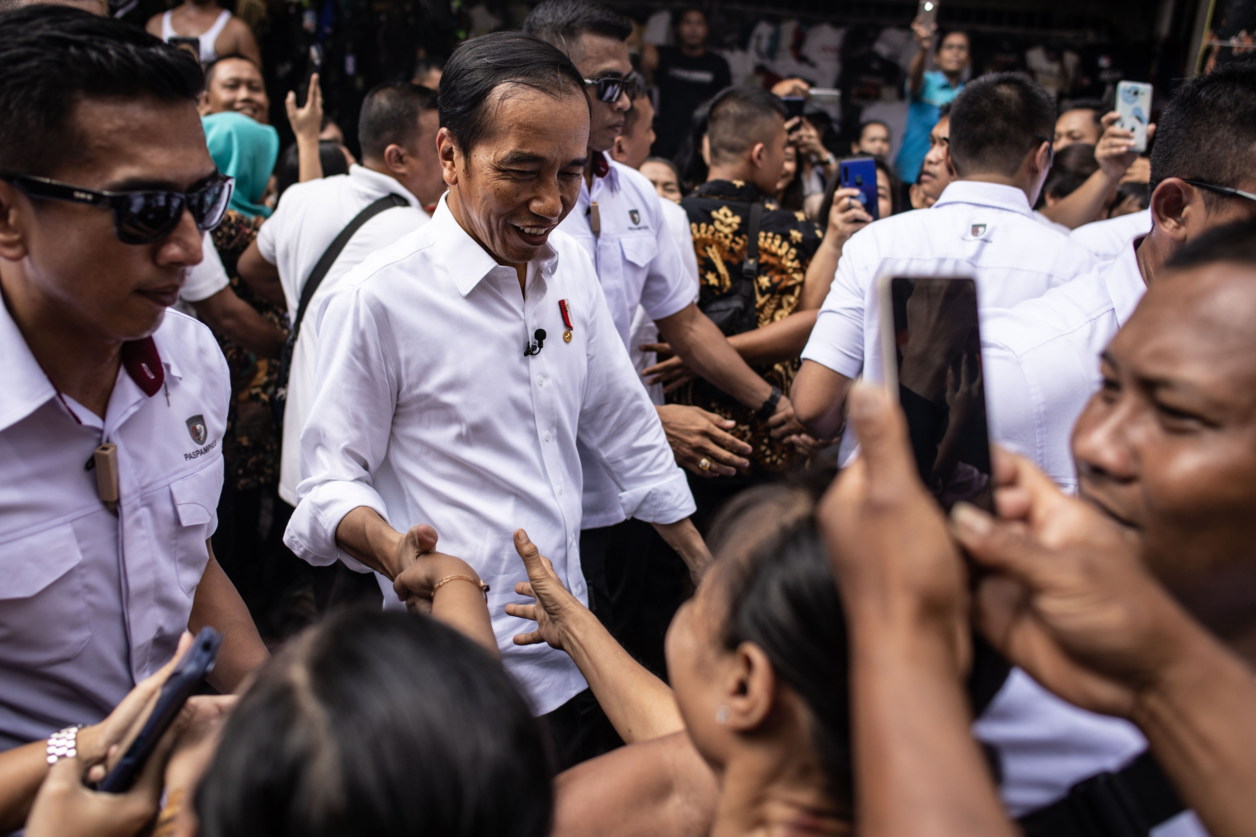 Presiden Joko Widodo tengah menyapa warga